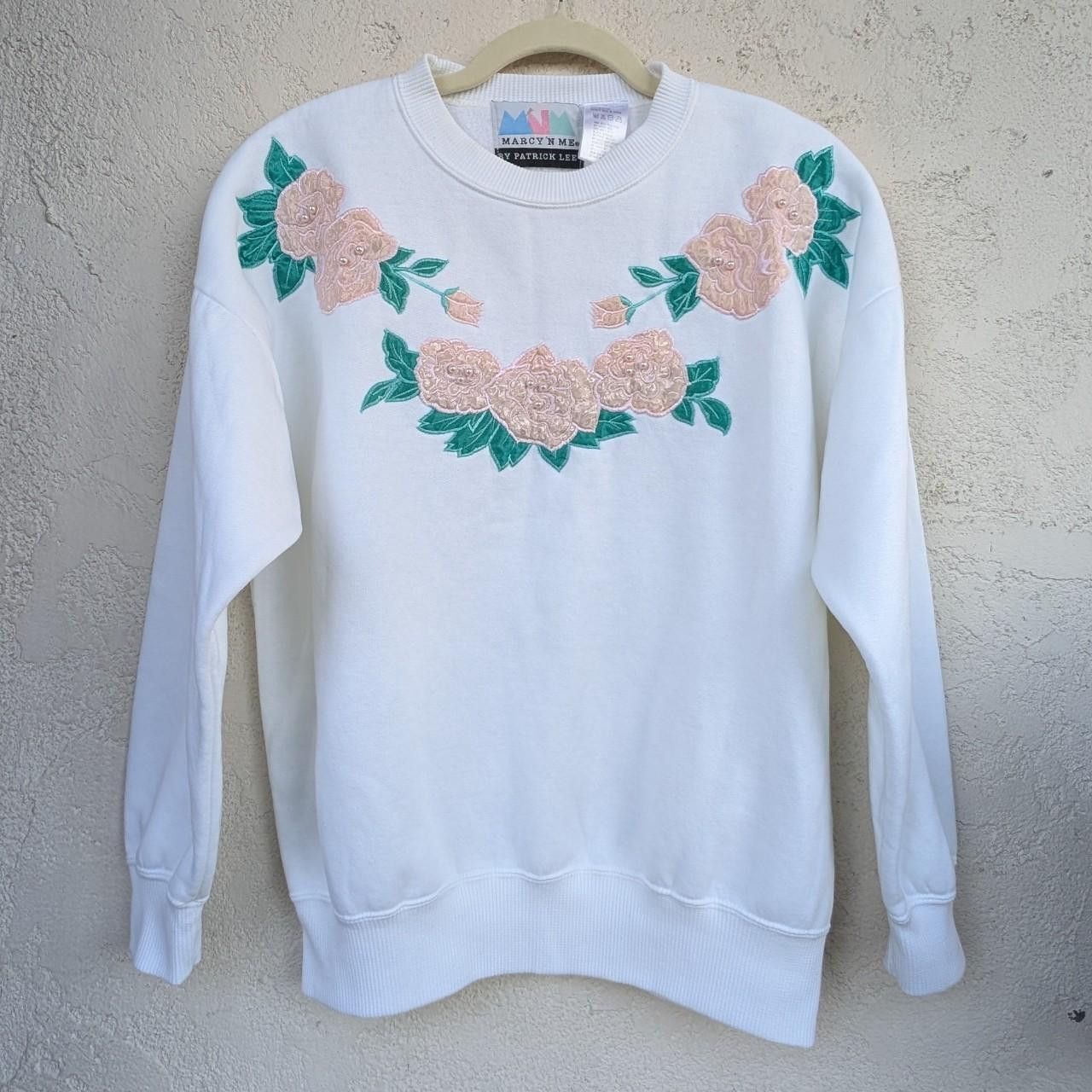 Vintage Vintage 90s White Crewneck Sweatshirt w/Pink Roses & Pearls Size M / US 6-8 / IT 42-44 - 1 Thumbnail