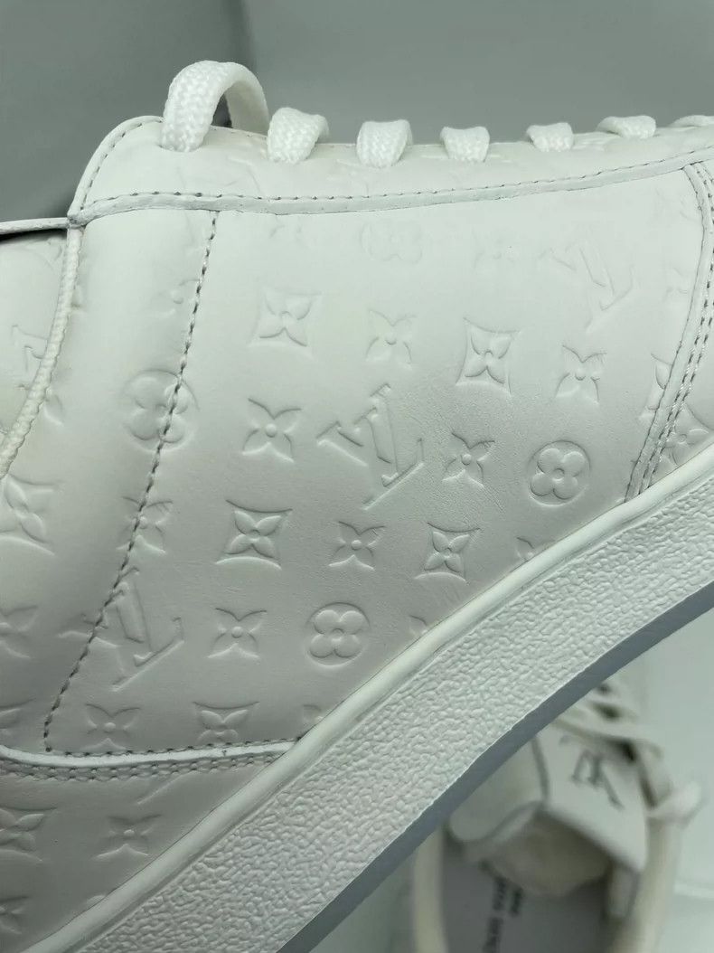 Louis Vuitton Louis Vuitton Embossed printed low-top casual shoes Size US 7 / EU 40 - 5 Thumbnail