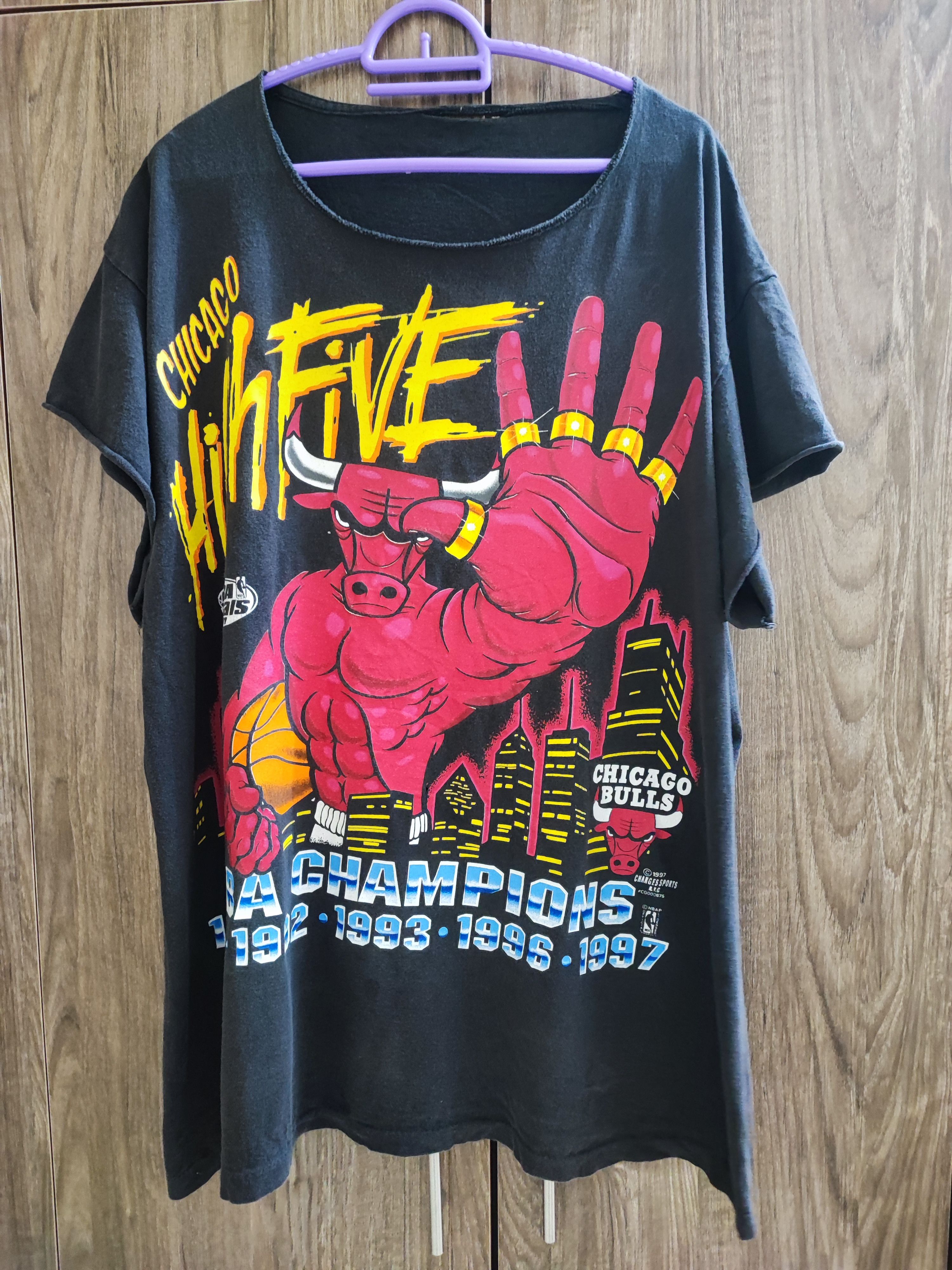 NBA × Vintage Crazy Distressed T-Shirt Vintage 90's Chicago Bulls Size US XL / EU 56 / 4 - 1 Thumbnail