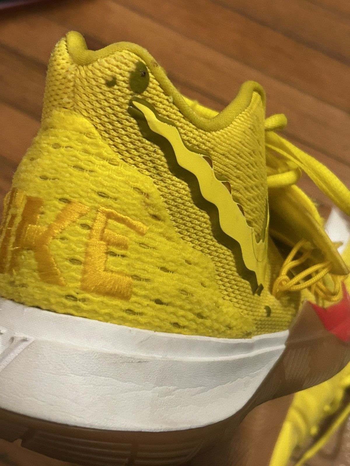 Nike Nike SpongeBob SquarePants x Kyrie 5 Size US 7.5 / EU 40-41 - 17 Thumbnail