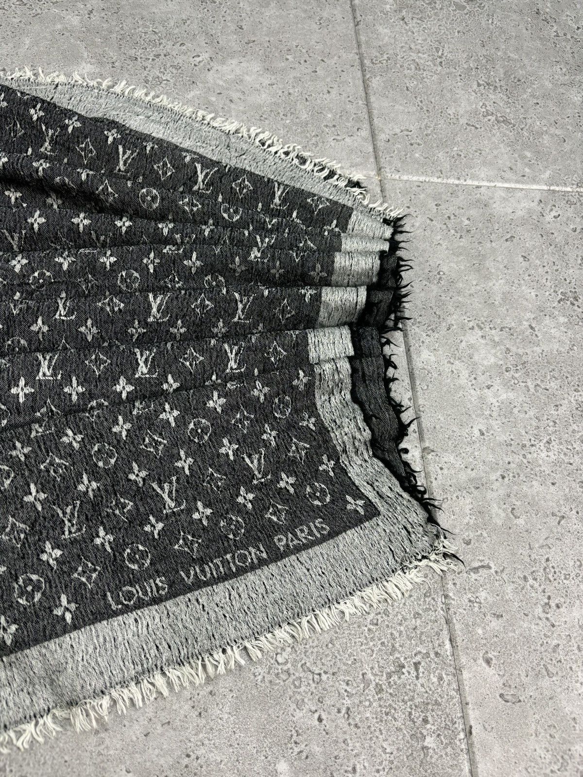 Louis Vuitton Luxury Louis Vuitton Monogram RARE Scarf Grey 00s Old Money Size ONE SIZE - 2 Thumbnail
