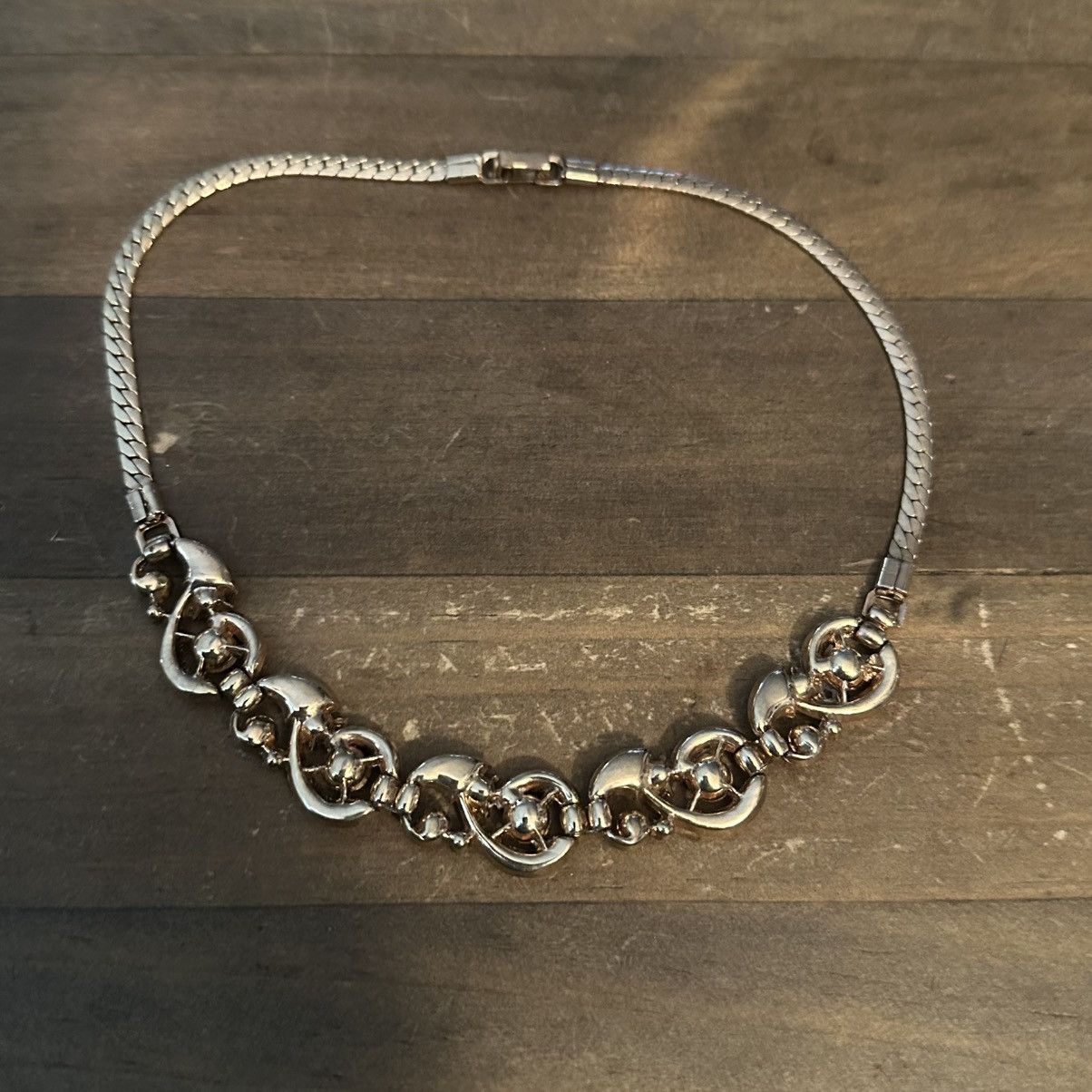 Vintage Vintage gold swirly link w/green & clear rhinestone necklace Size ONE SIZE - 4 Thumbnail