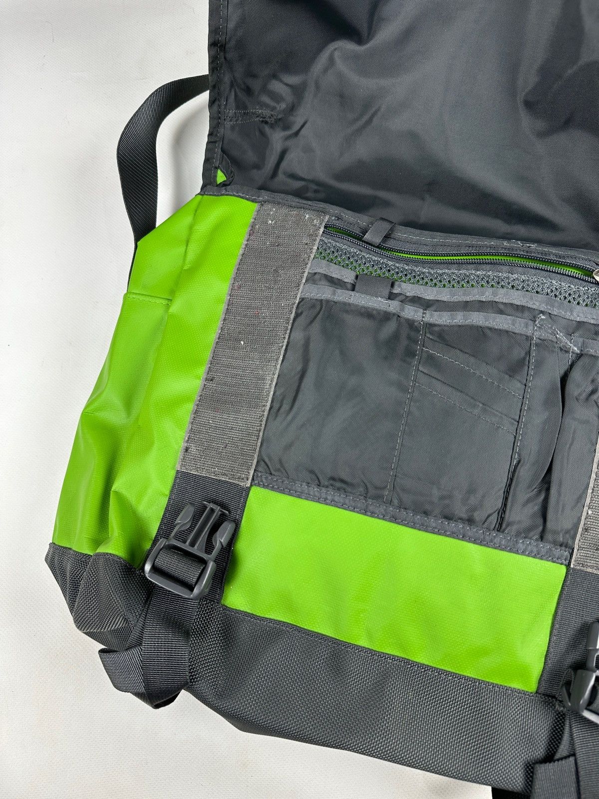 The North Face Vintage The North Face Green Crossbody Messenger Bag Size ONE SIZE - 11 Thumbnail