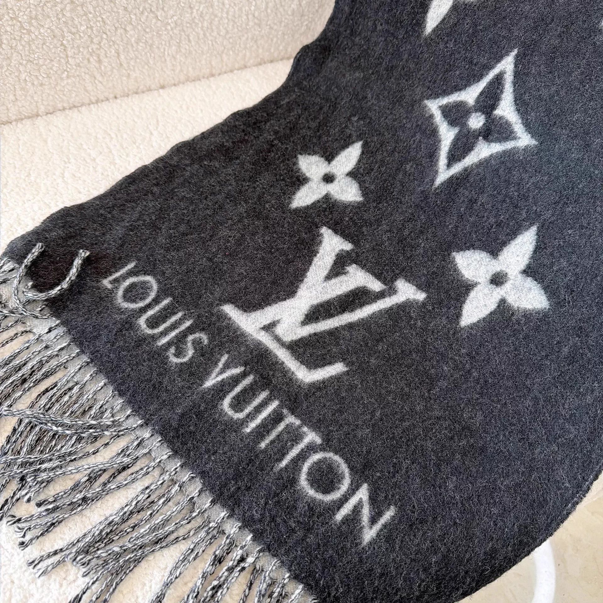 Louis Vuitton Louis Vuitton Pre-Owned Double-Faced Cashmere Scarf Size ONE SIZE - 4 Thumbnail