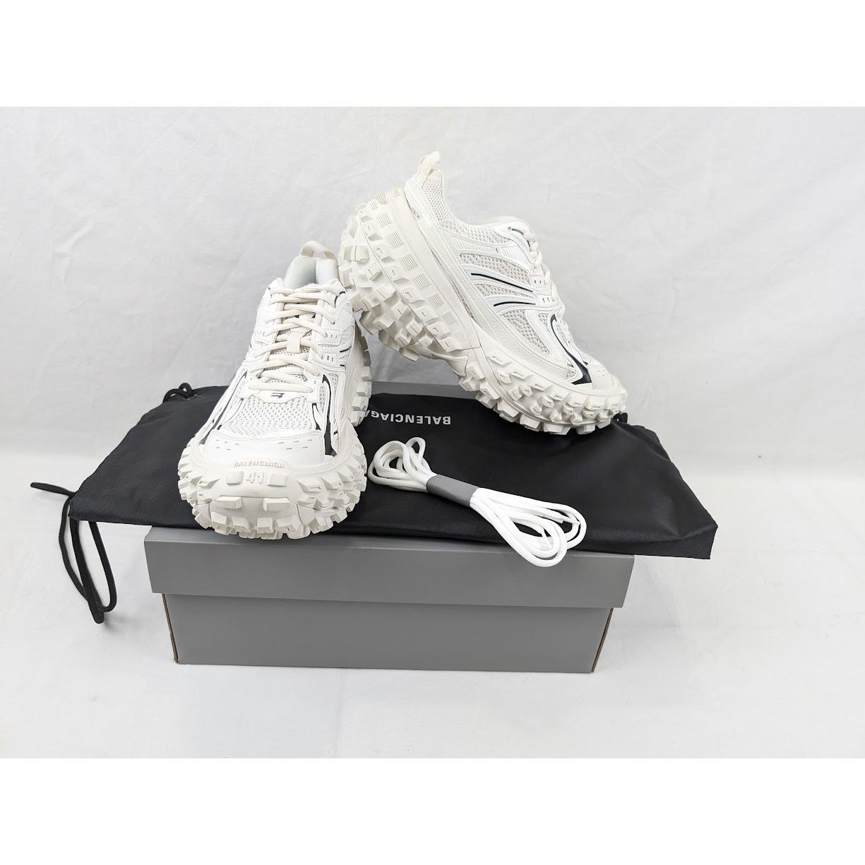 Balenciaga o1rshd1 Contrast Defender Bouncer in Eggshell/Black Size US 8 / EU 41 - 20 Thumbnail
