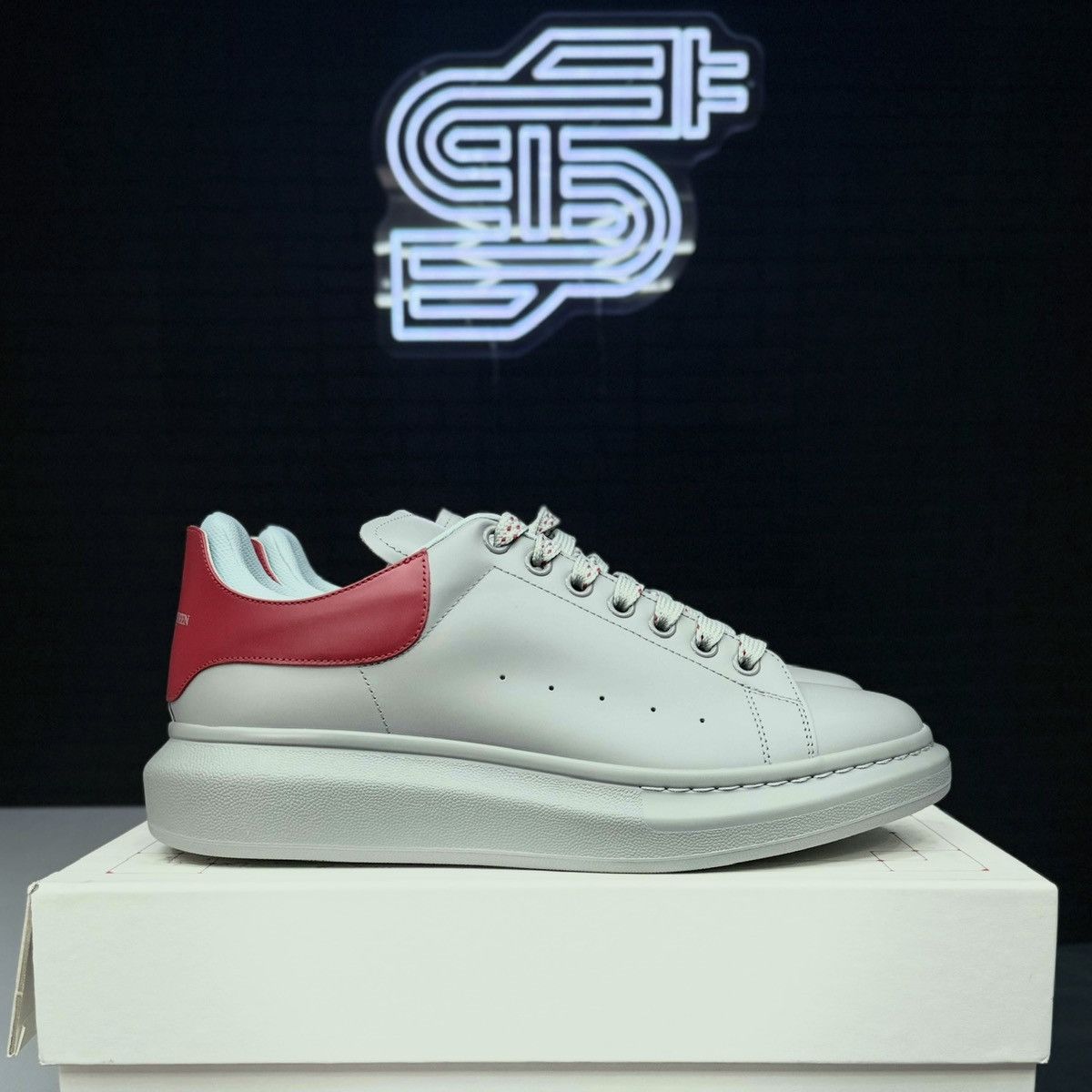 Alexander McQueen Alexander McQueen Oversized Sneaker Grey/Red Size US 12.5 / EU 45-46 - 2 Thumbnail