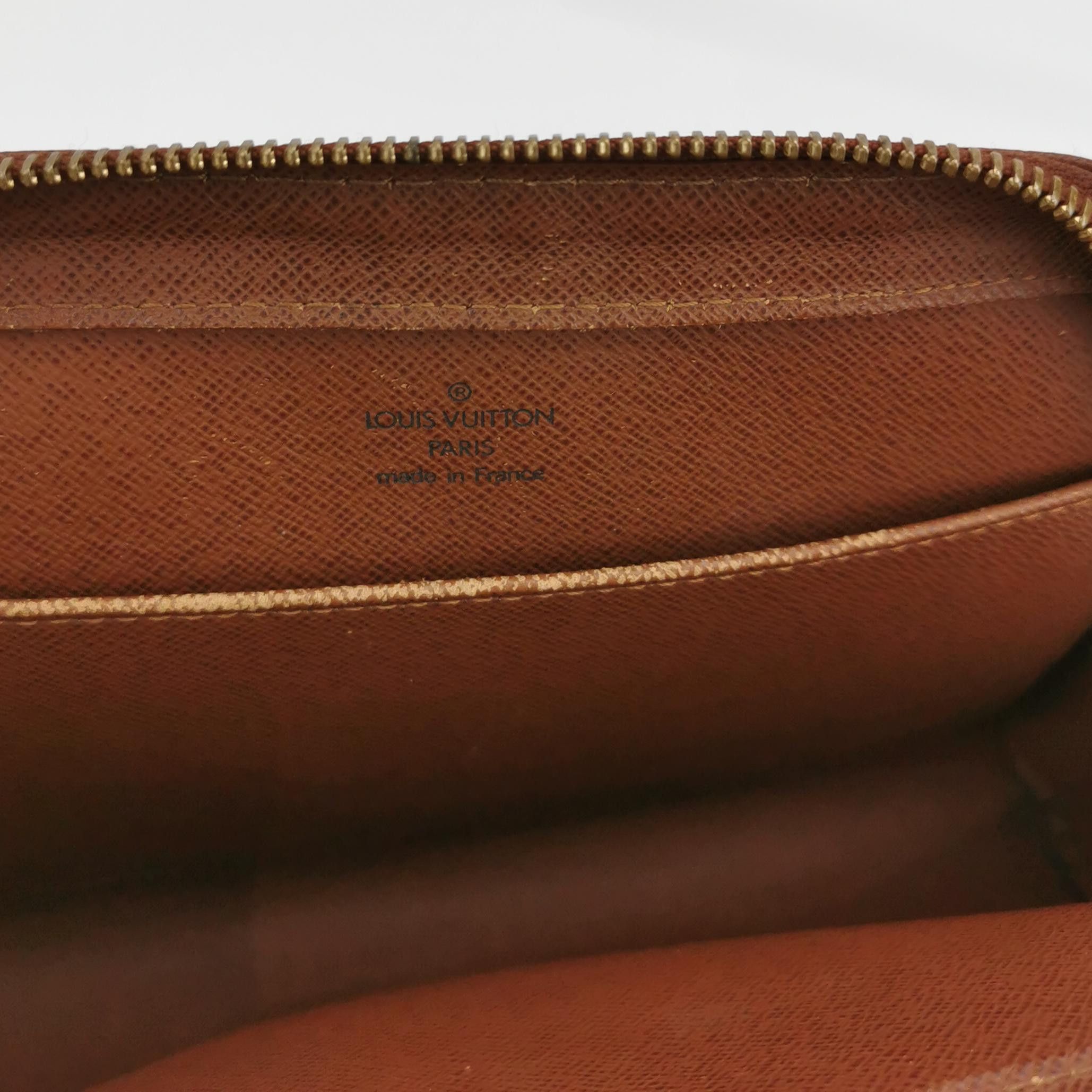 Louis Vuitton Louis Vuitton (LV) Cowhide Monogram Print Zipper Clutch -y2 Size ONE SIZE - 3 Thumbnail