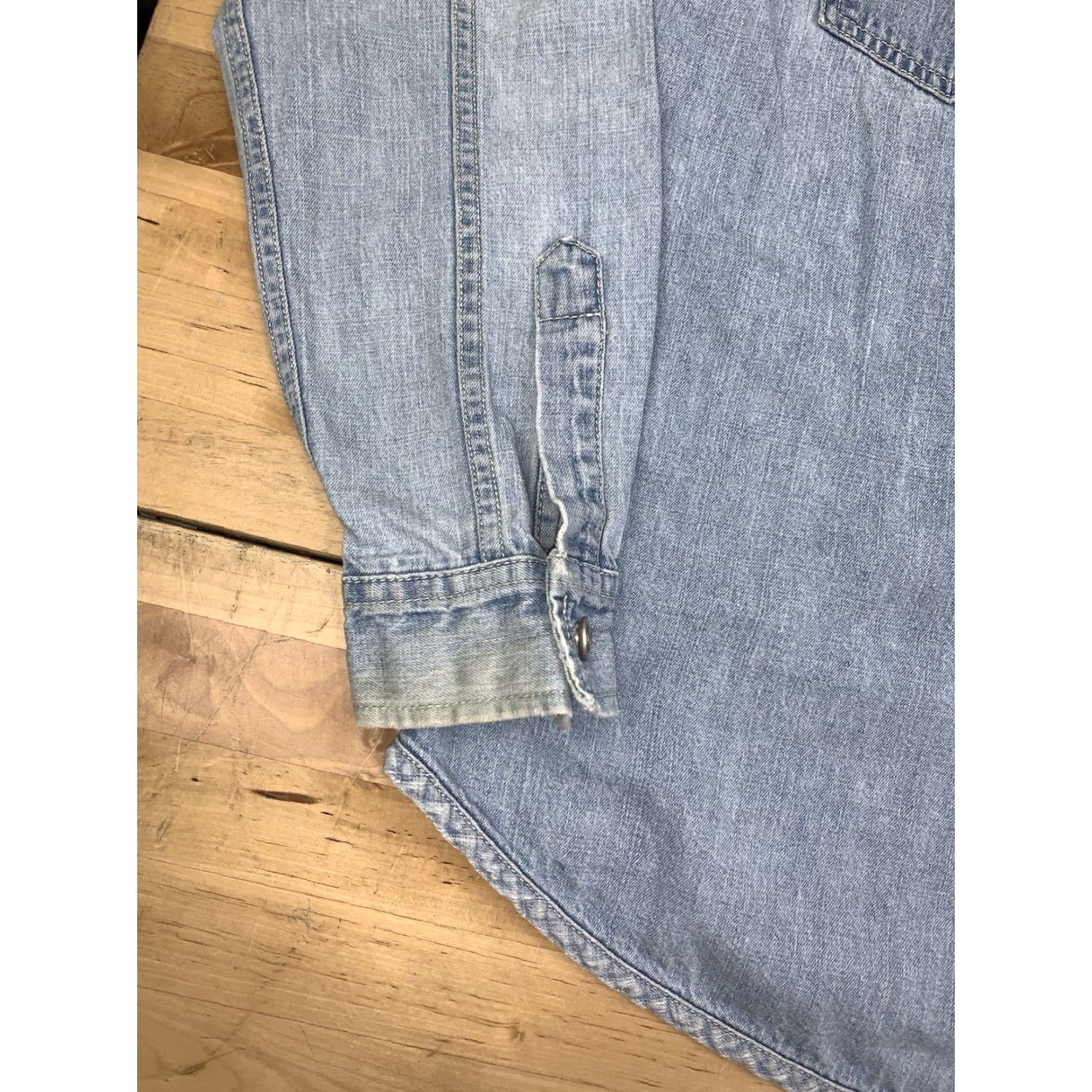 Levi's VINTAGE Levi's Silvertab Denim Button-Up Shirt Mens M Blue Light Wash 90s Western Jeans Shirt Men M Blue Light Wash Size US M / EU 48-50 / 2 - 6 Thumbnail