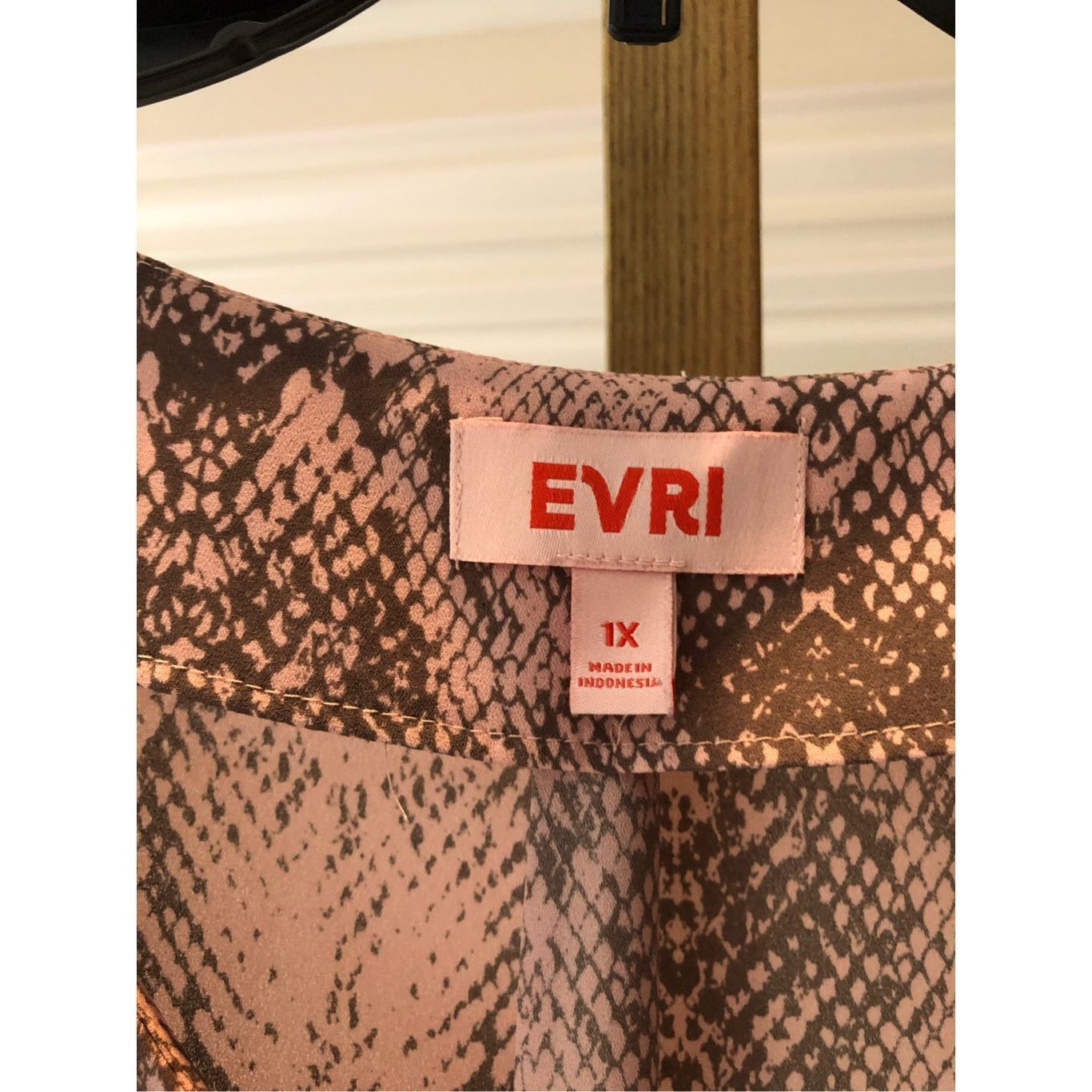 Other Evri Women’s Pink and Gray Snake Skin Pattern Short Sleeve B Size XL / US 12-14 / IT 48-50 - 5 Thumbnail