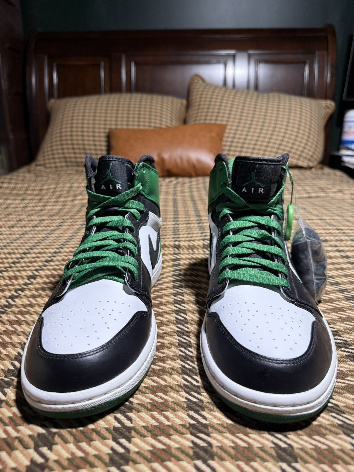 Jordan Brand Air Jordan Retro 1 Defining Moments Celtics (DMP) Size US 10 / EU 43 - 3 Thumbnail