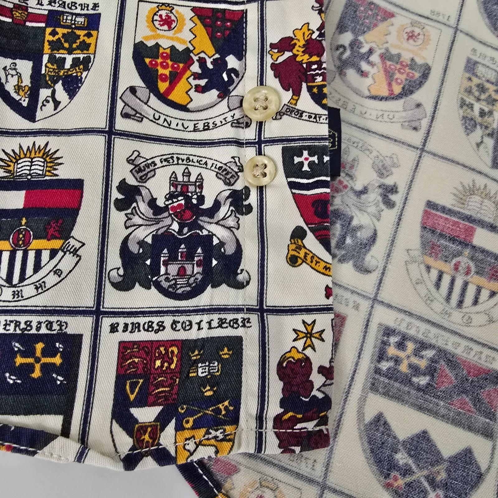 Tommy Hilfiger × Vintage Tommy Hilfiger University Crest Print Shirt L Colleges 90s Size US L / EU 52-54 / 3 - 12 Thumbnail