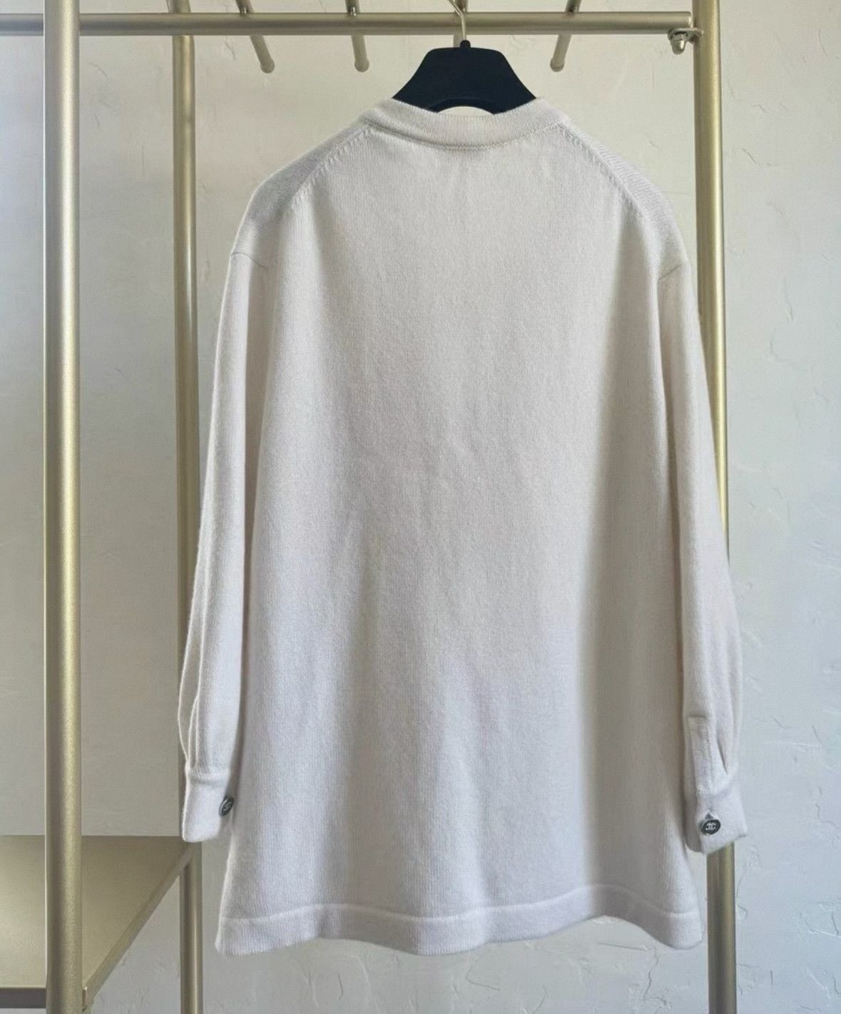 Chanel Chanel White Cashmere Top with Chain Detail Size M / US 6-8 / IT 42-44 - 2 Thumbnail