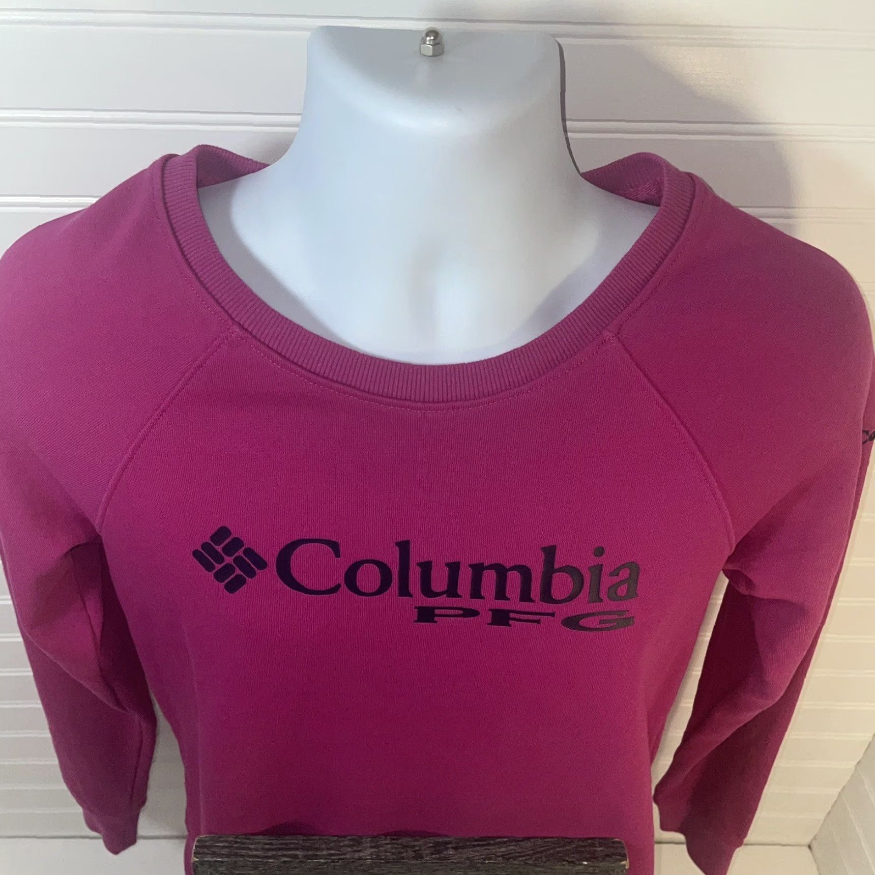 Spell Columbia PFG Sweatshirt Women Small Pink Crew Neck Logo Front Spell Out Navy Blue Front Logo Pullover Regular Fit Long Sleeve Activewear"} Size S / US 4 / IT 40 - 4 Thumbnail