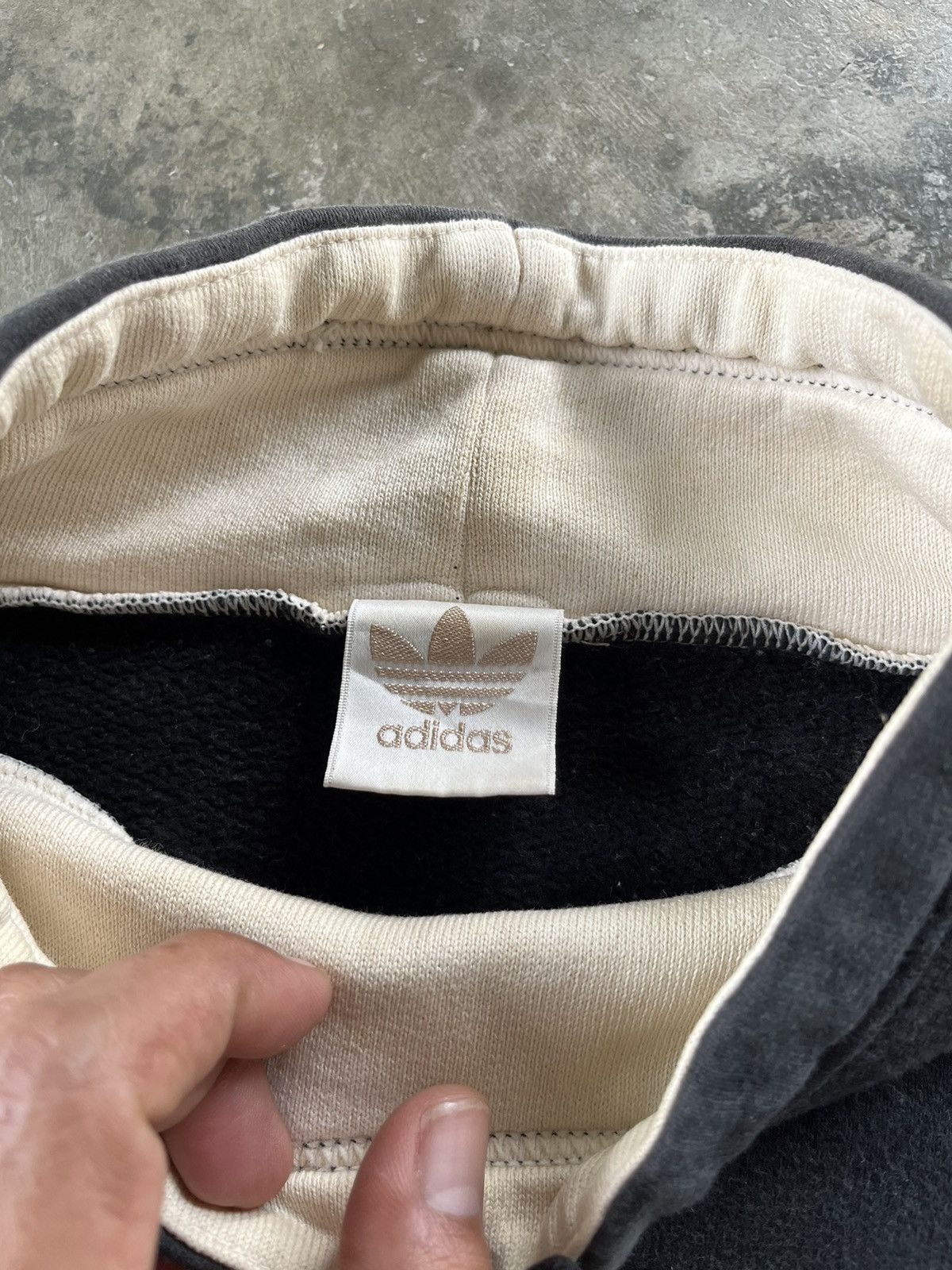 Adidas × Descente × Vintage Vintage Adidas Stripe Central Logo Sweetshirts 90s Japan Size US L / EU 52-54 / 3 - 7 Thumbnail