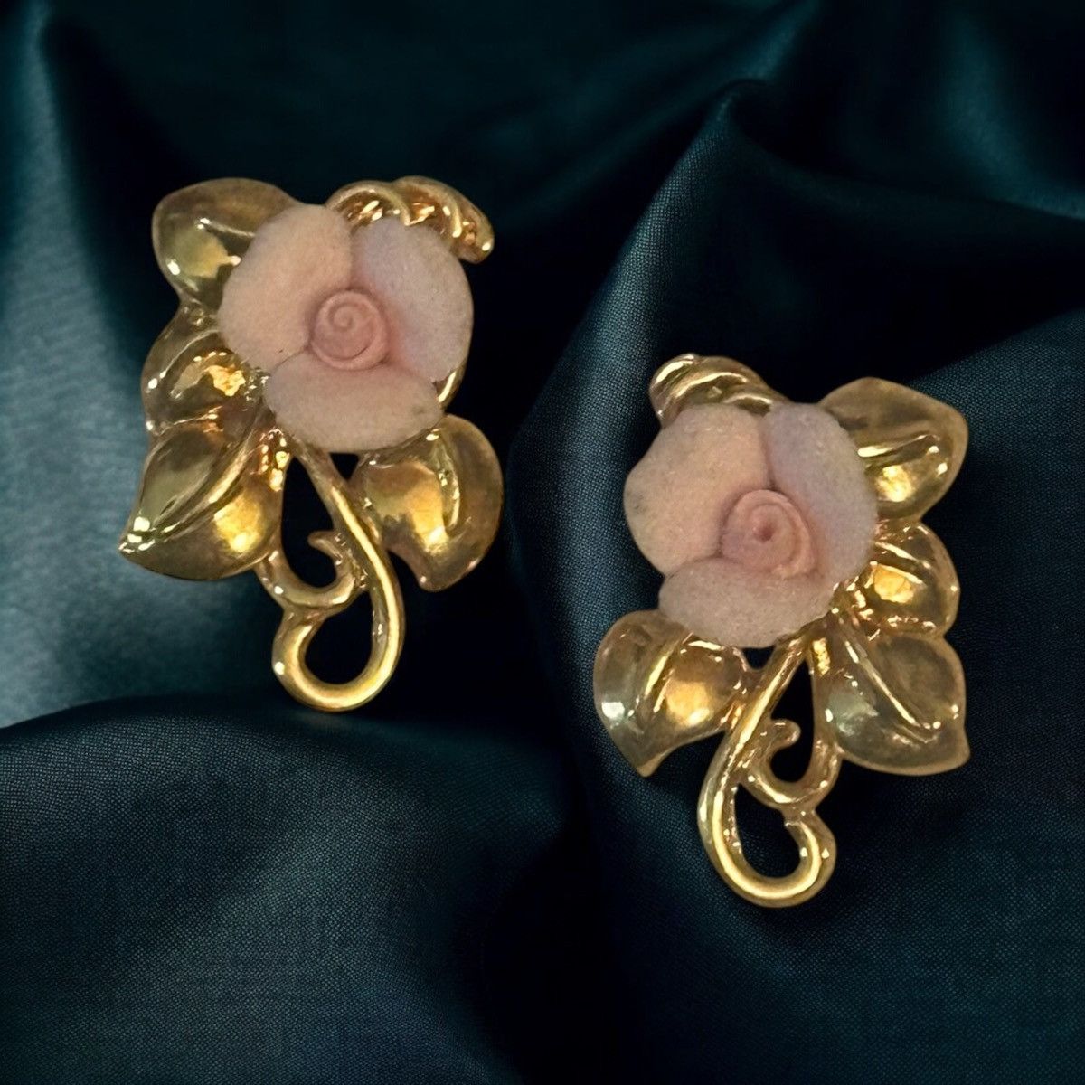 Other × Vintage Vintage 90’s Avon gold tone porcelain rose earrings Size ONE SIZE - 1 Thumbnail