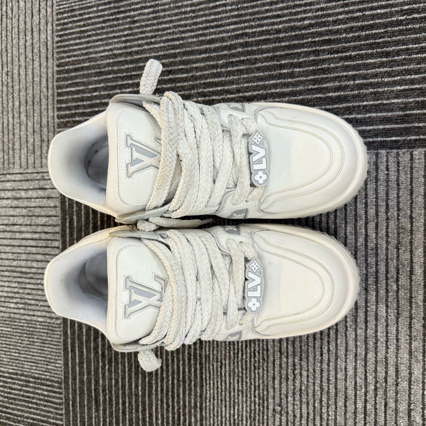 Louis Vuitton LV Trainer Maxi White/Grey 95 New 8 Size US 9 / EU 42 - 4 Thumbnail