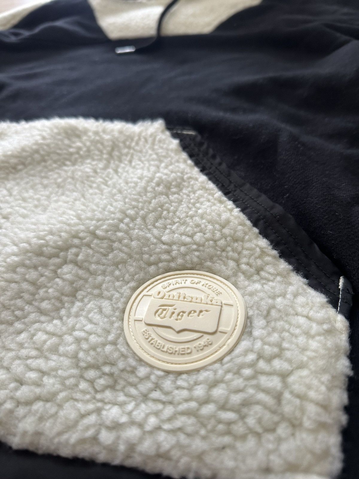 Onitsuka Tiger Onitsuka Tiger WS Boa Top fleece in cream/black colorway. Size S / US 4 / IT 40 - 1 Thumbnail