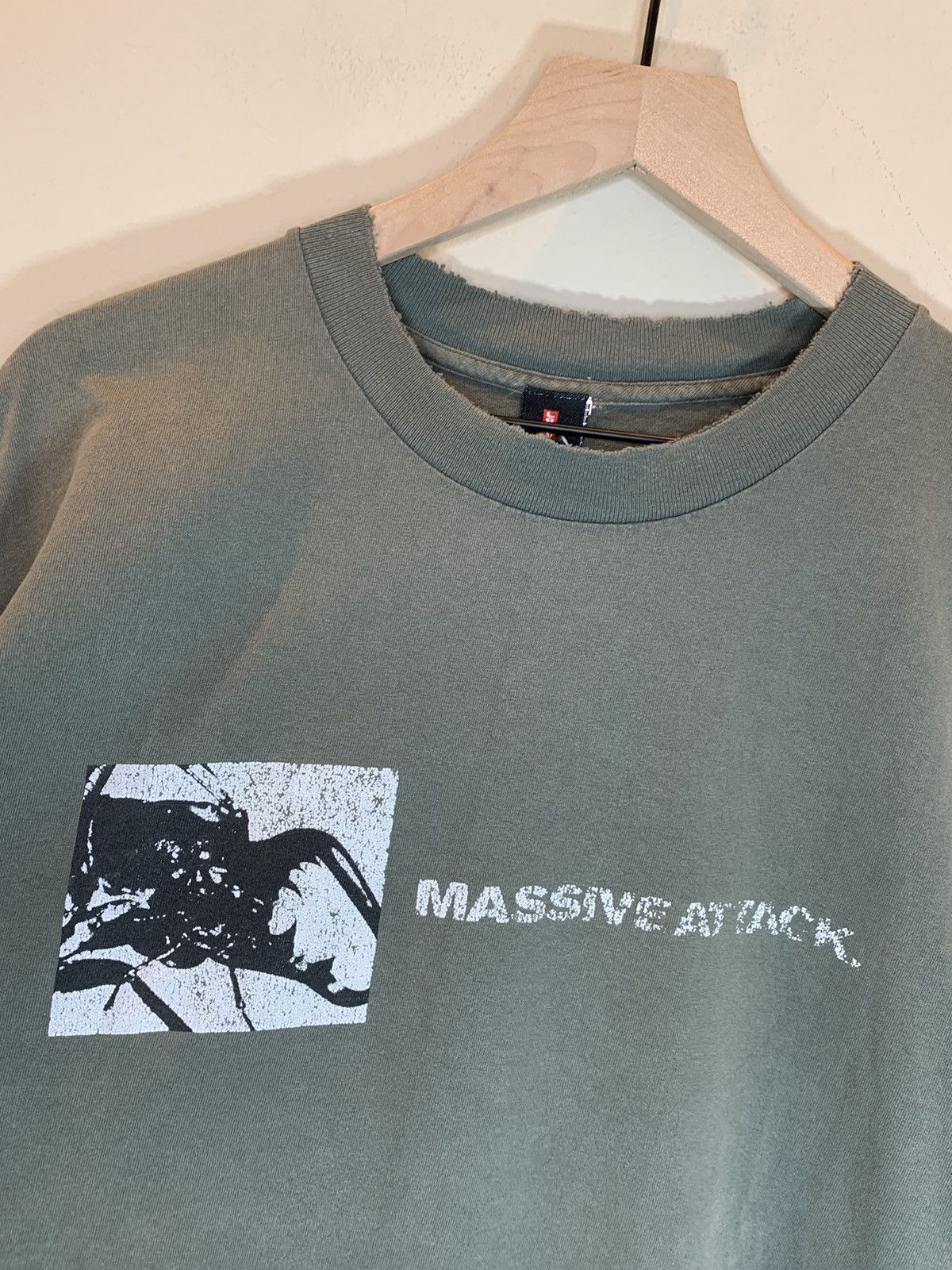 Band Tees *RARE* Vintage 90’s Massive Attack Mezzanine Album Art Shirt Size US L / EU 52-54 / 3 - 2 Thumbnail