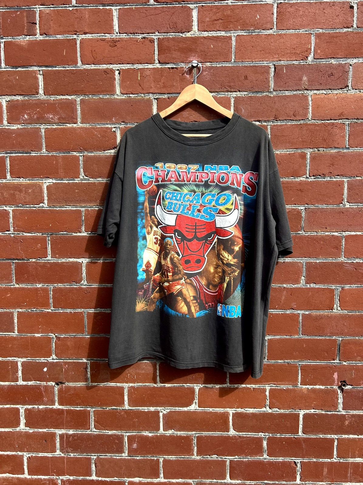 Other Extremely Rare** 1997 Chicago Bulls T-Shirt Size US XL / EU 56 / 4 - 1 Thumbnail