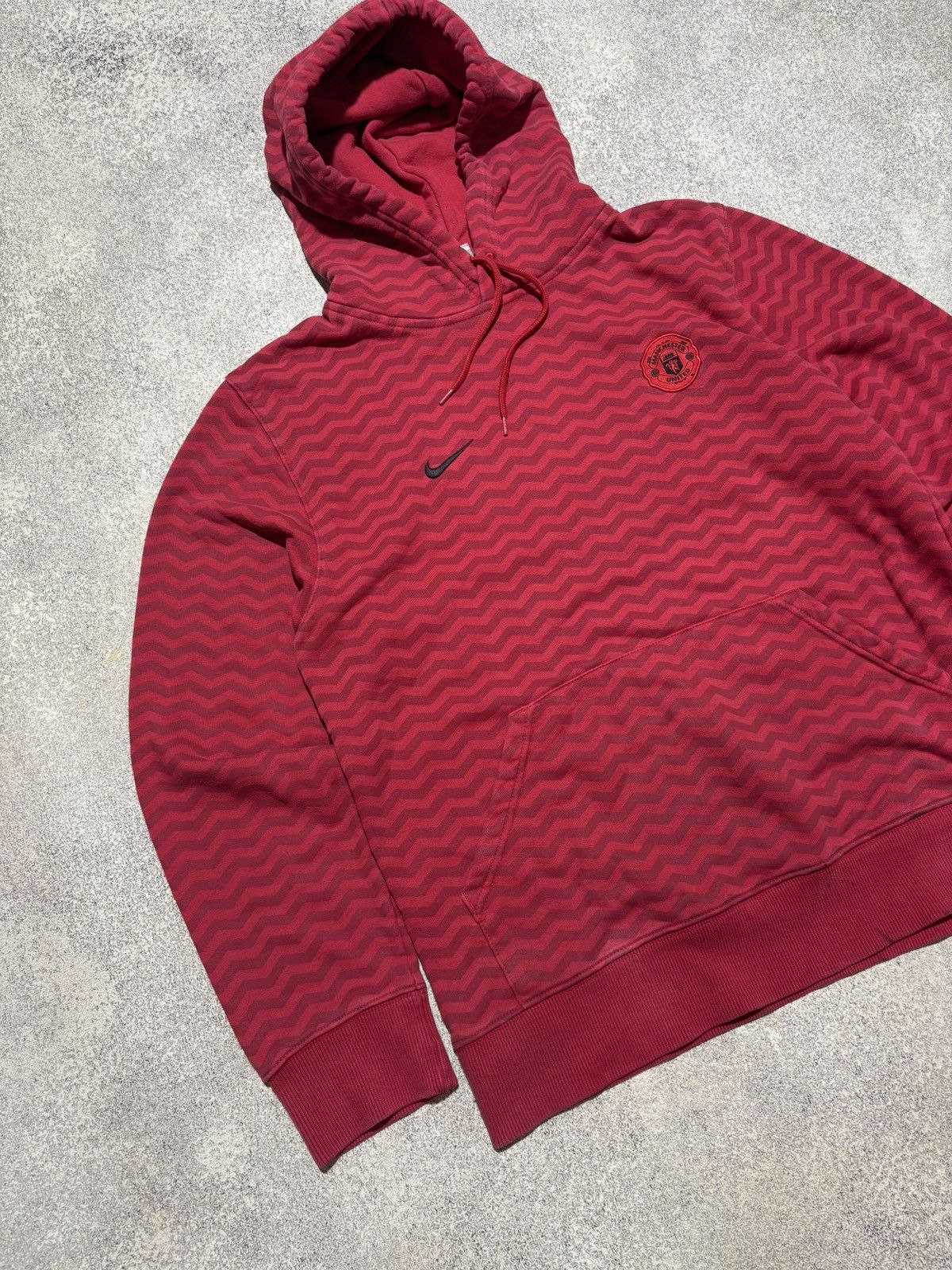 Nike × Vintage Nike Vintage Manchester United Hoodie Red Mens size L Size US L / EU 52-54 / 3 - 3 Thumbnail