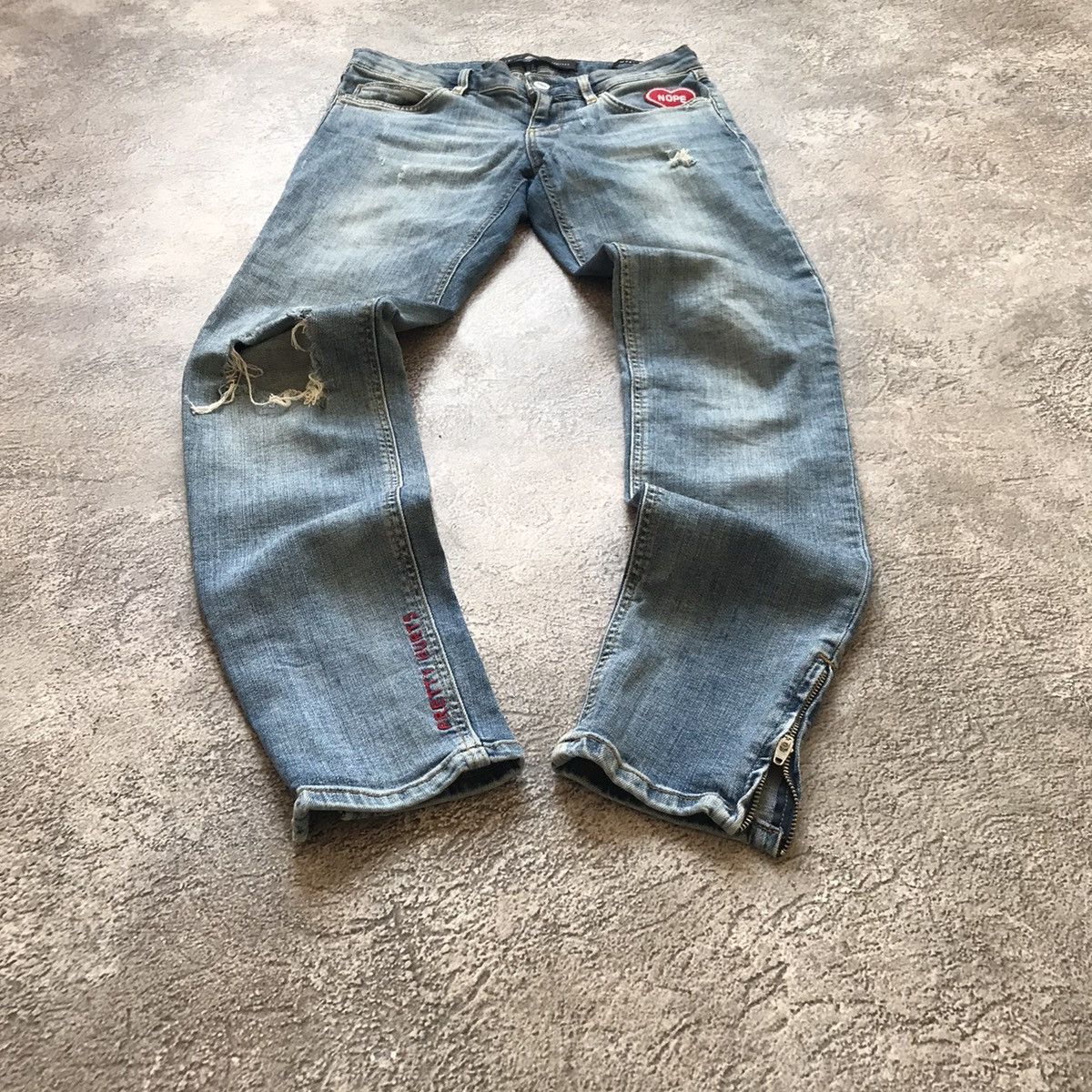 Vintage Vintage Guess Distressed Baggy Jeans Japan 90s Grunge 27 Size 27" / US 4 / IT 40 - 1 Thumbnail