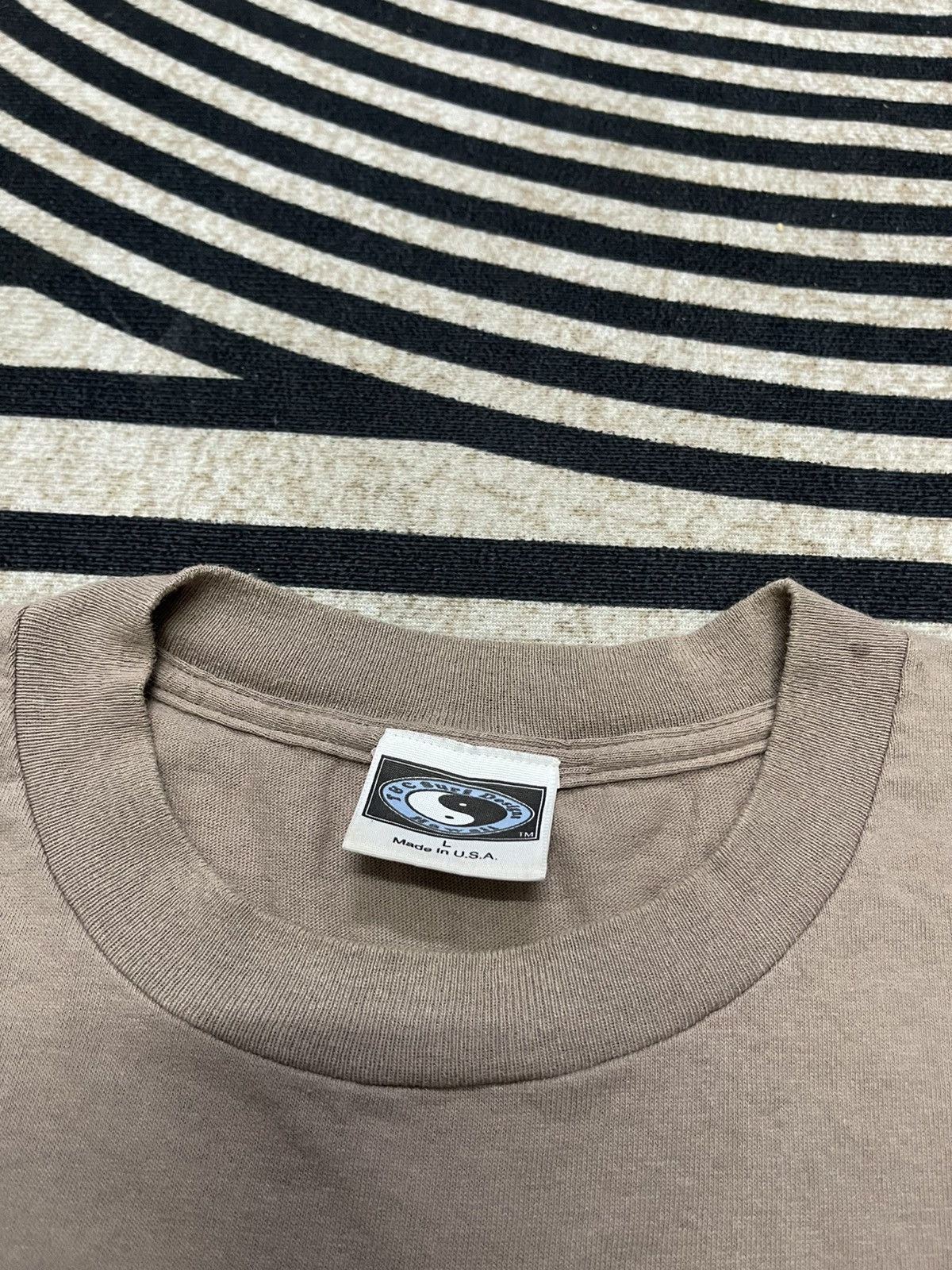 Vintage 90s T&C SURF DESIGN HAWAII TSHIRT RARE DESIGN DARK BROWN Size US L / EU 52-54 / 3 - 7 Thumbnail