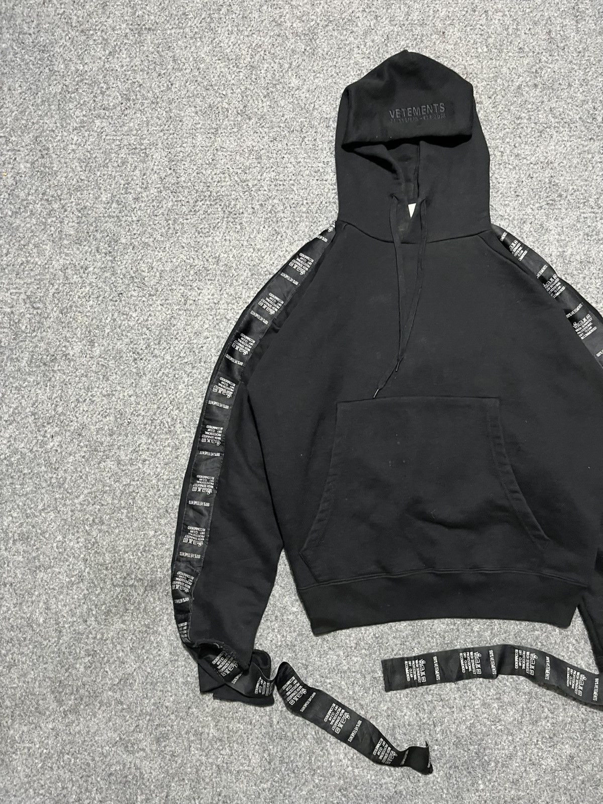 Vetements Vetements Tape Washing Lebel Hoodie Size US XXS / EU 40 - 2 Thumbnail