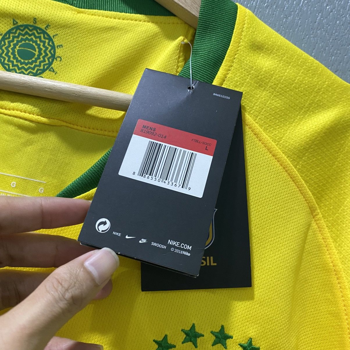 Nike 2018 Brazil Neymar Home Kit NWT Size US L / EU 52-54 / 3 - 11 Thumbnail