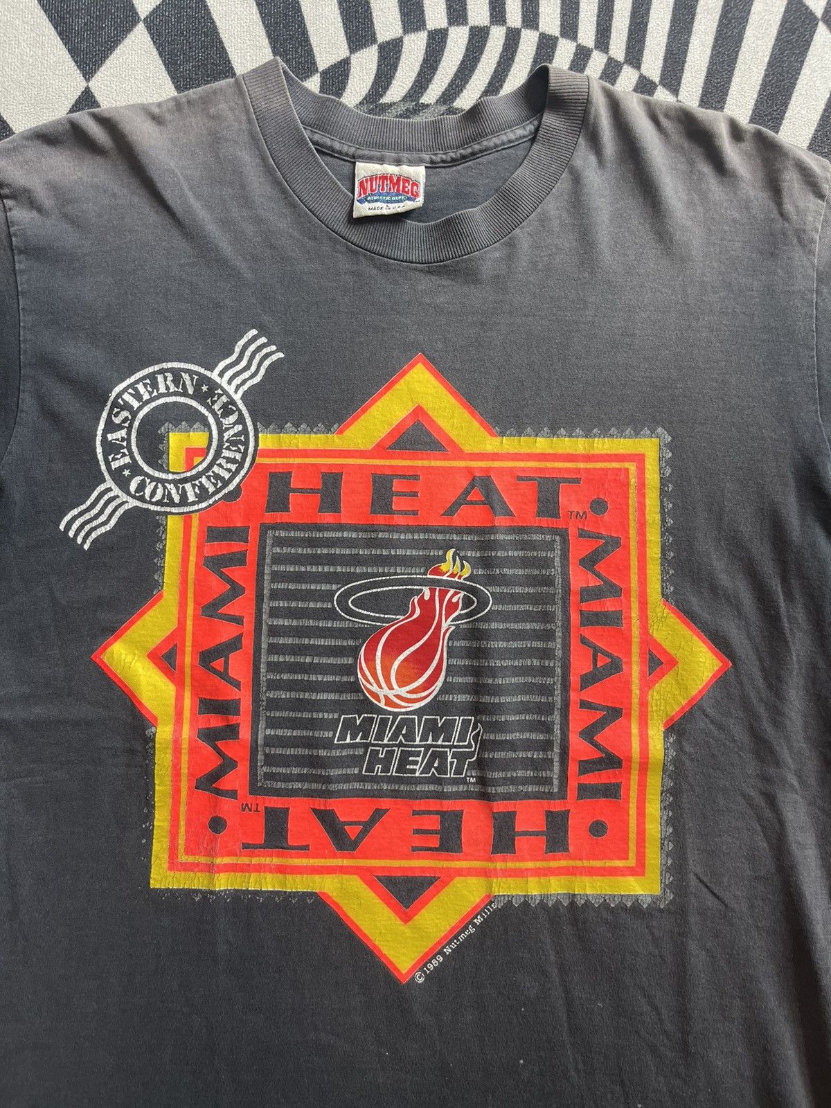 NBA Vibtage MIAMI HEAT 1989 Nutmeg Mille NBA Team Logo Tshirt Size US L / EU 52-54 / 3 - 5 Thumbnail