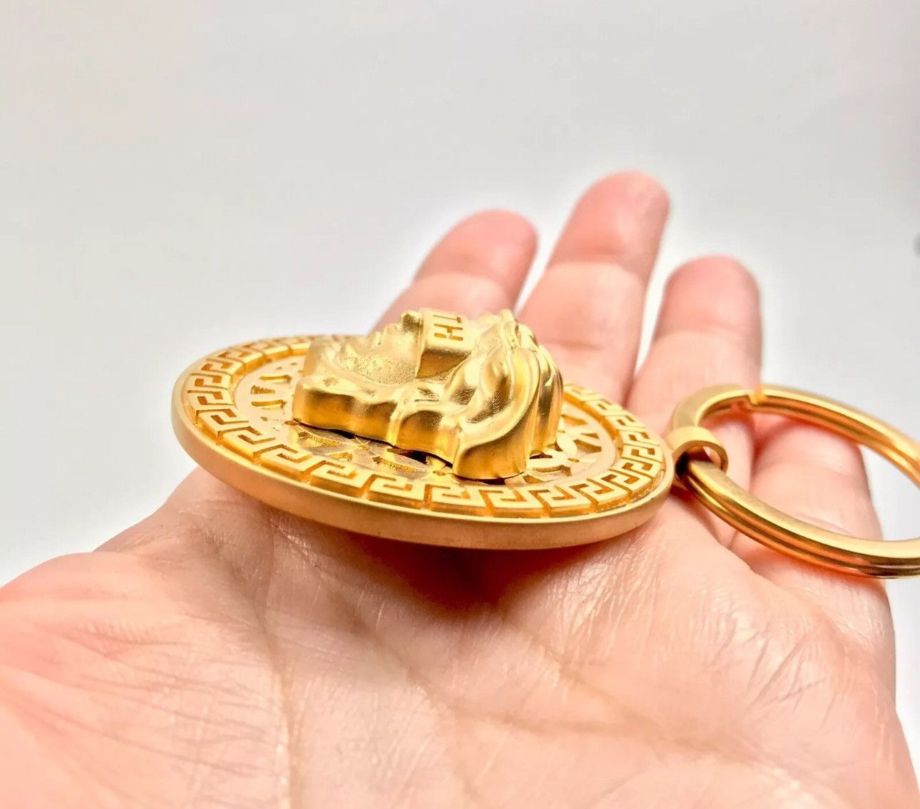 Kith × Versace Gold Medusa Keyring Size ONE SIZE - 2 Thumbnail