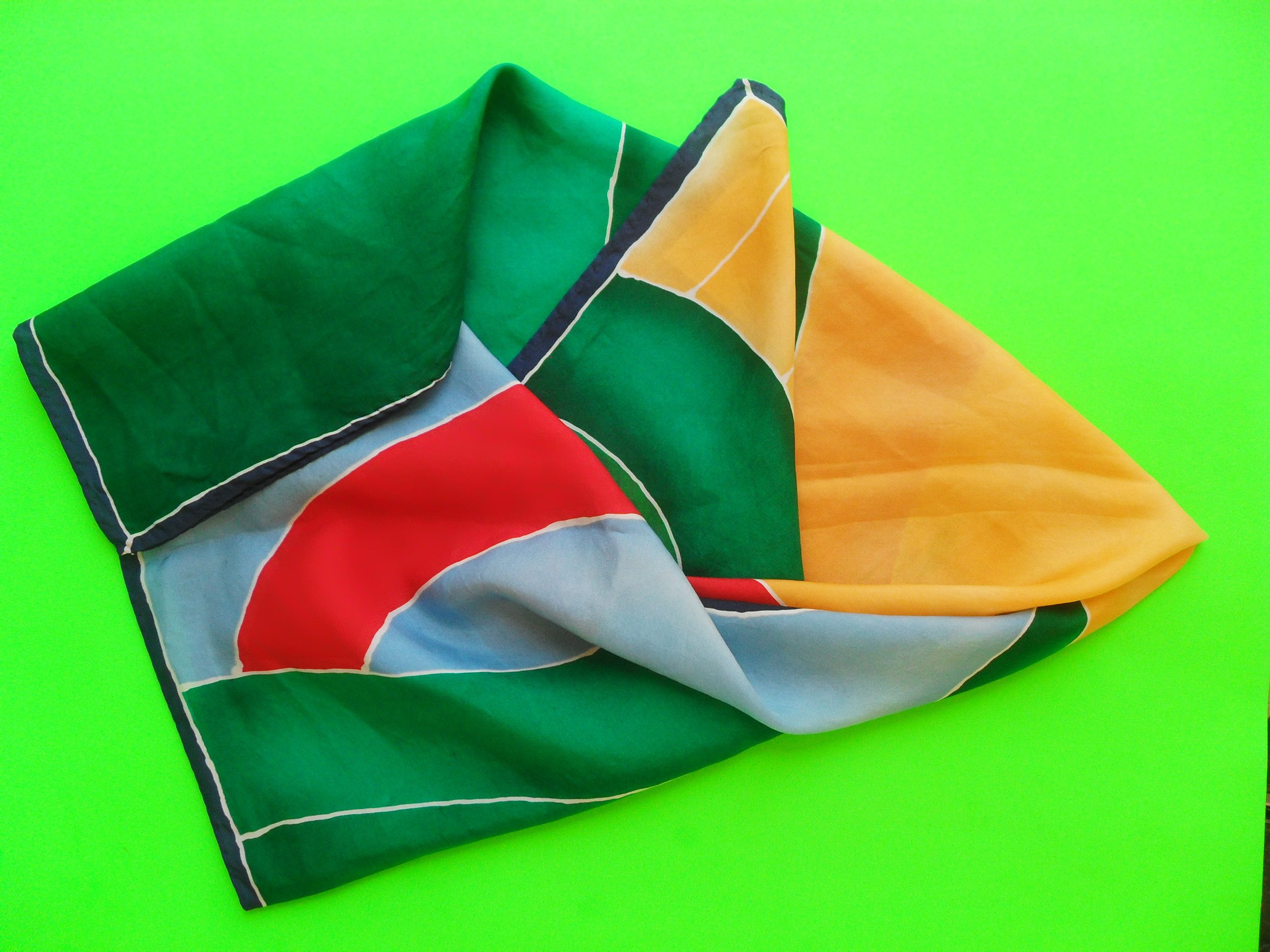 Other Vintage scarf with a plastic art theme. Size ONE SIZE - 4 Thumbnail