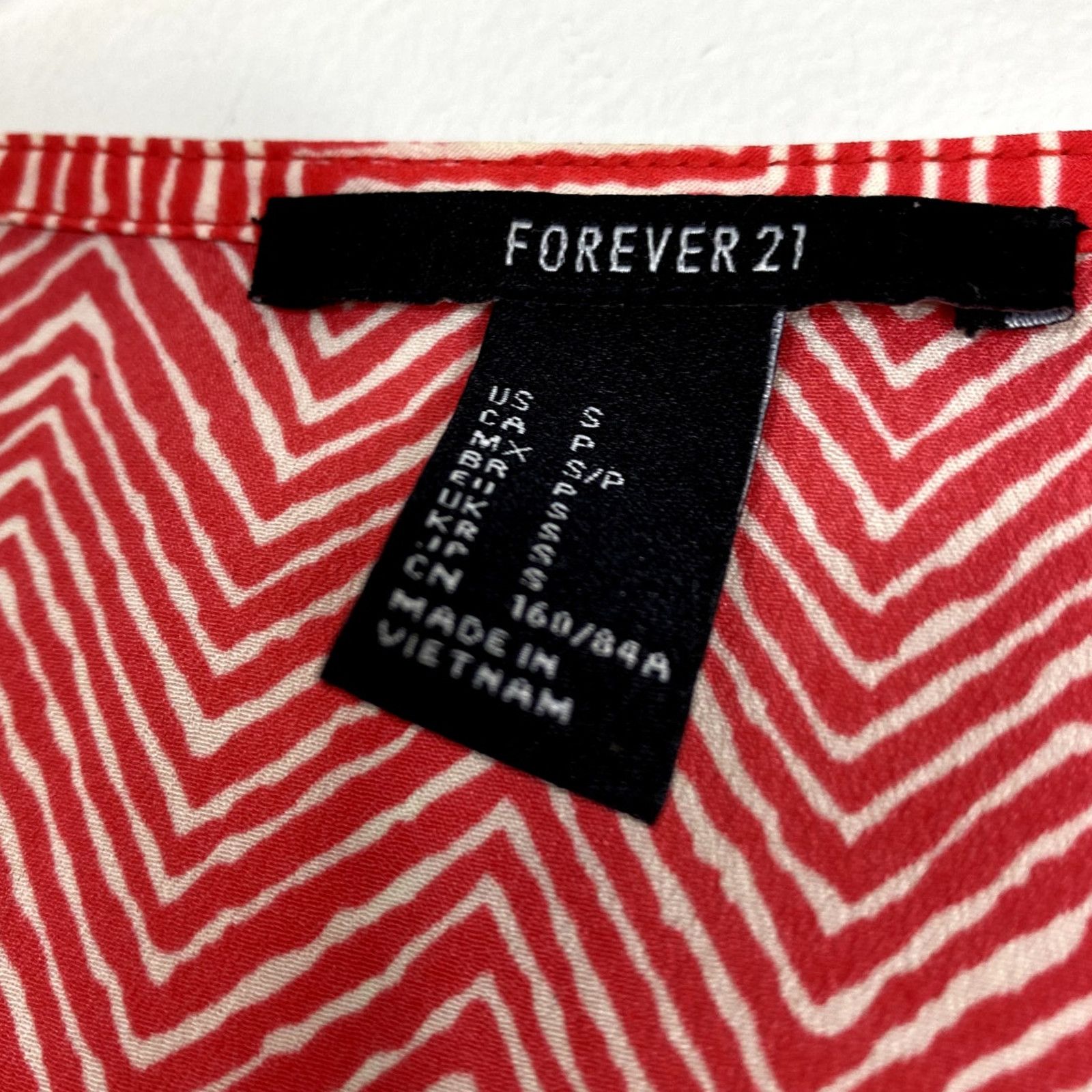 Forever 21 Red and White Chevron Forever 21 Women's Shirt S Size S / US 4 / IT 40 - 2 Thumbnail