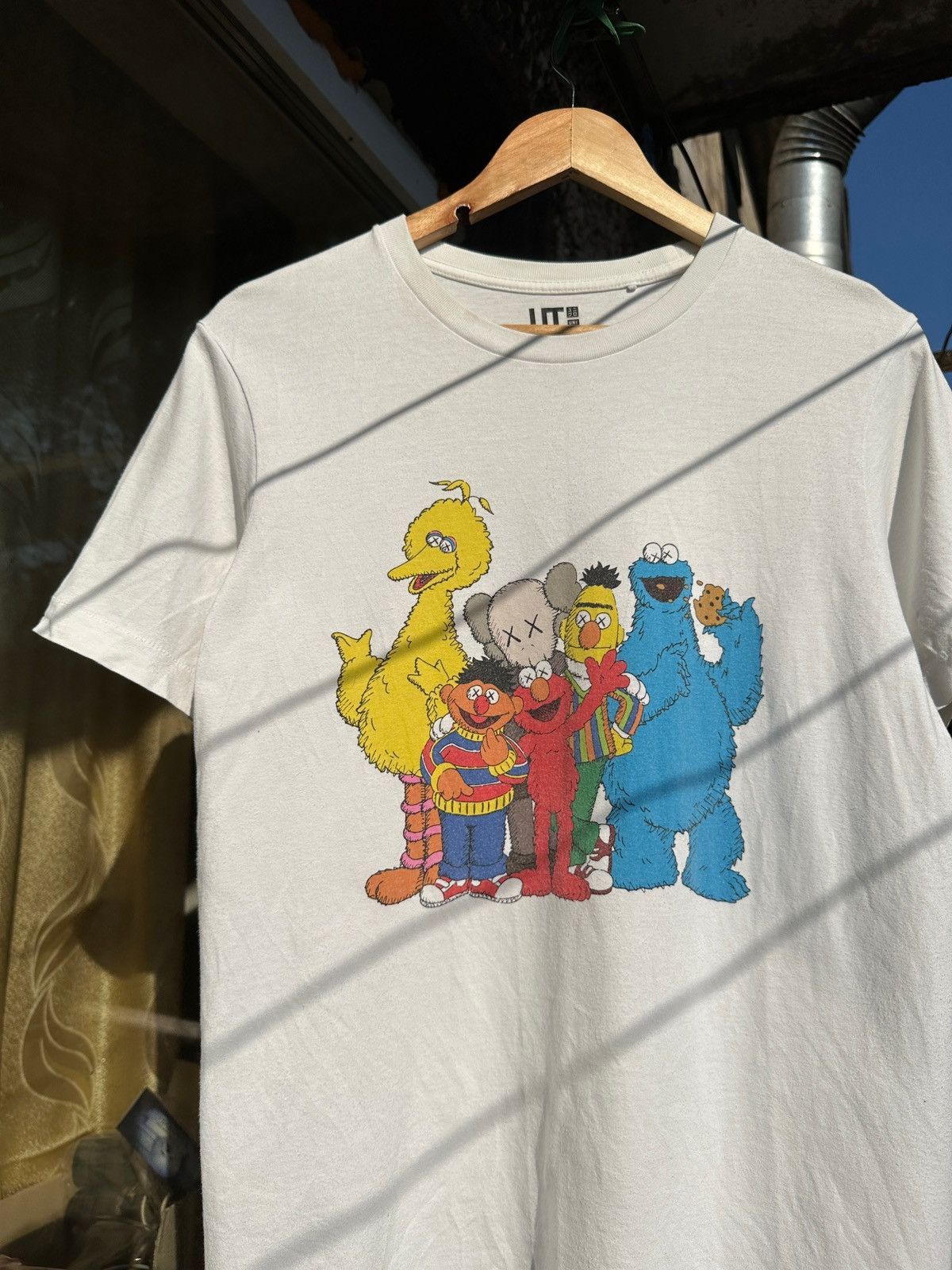 Kaws × Uniqlo Uniqlo x Kaws Sesame Street White T-Shirt Size US M / EU 48-50 / 2 - 2 Thumbnail