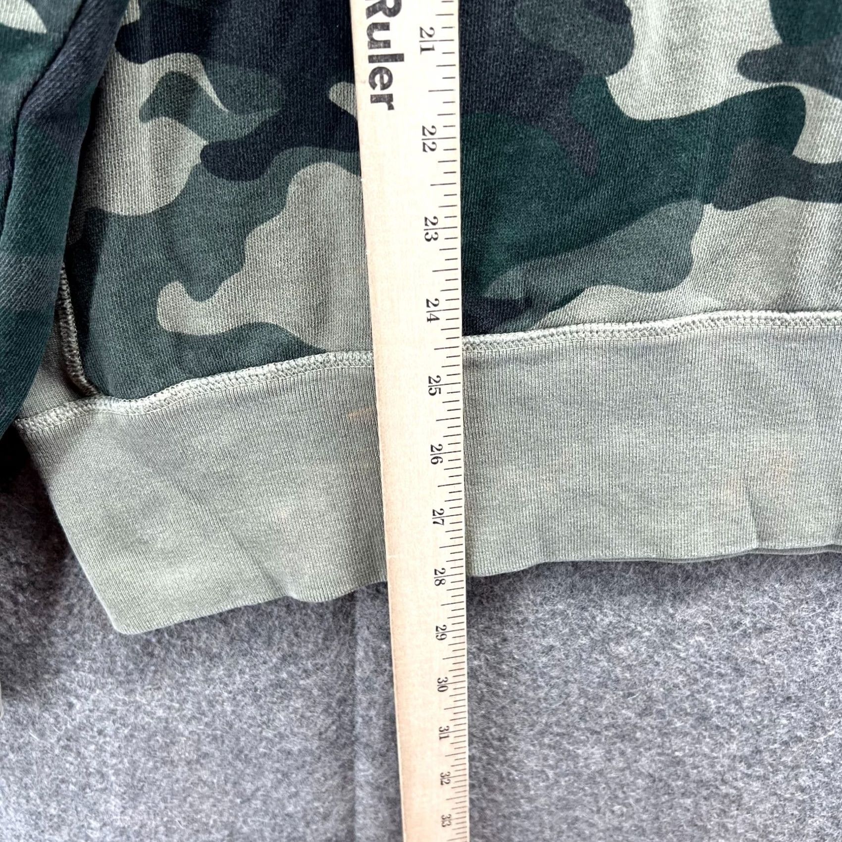 Champion VINTAGE Champion Sweatshirt Mens Large Green Camouflage Fleece Pullover Crewneck Size US L / EU 52-54 / 3 - 5 Thumbnail