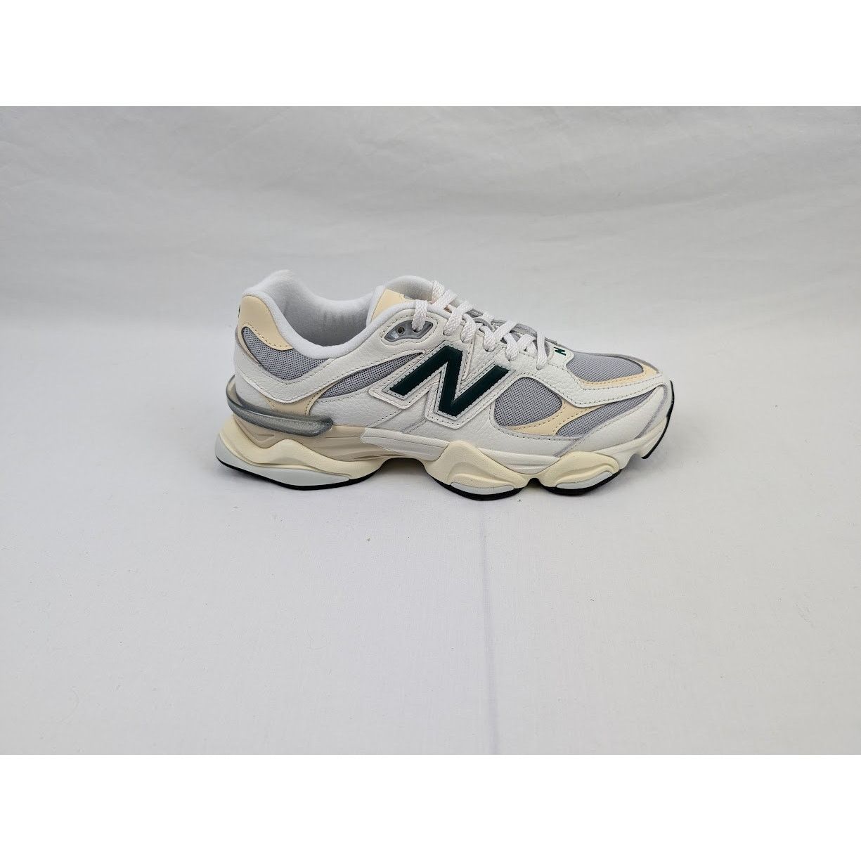 New Balance o1rshd1 Low-Top Sneakers in Off White Size US 10 / EU 43 - 1 Thumbnail