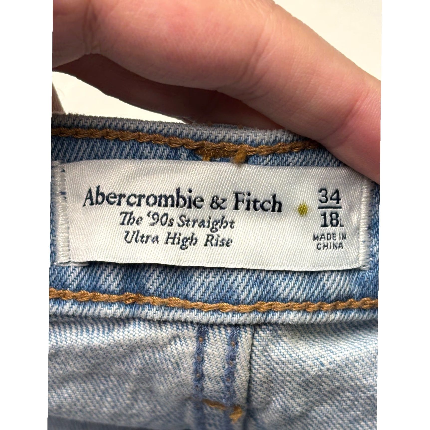 Abercrombie & Fitch NWT Abercrombie & Fitch 90s Straight Ultra High Rise Jeans Light Wash Woman 20W 32.5in Inseam Cotton Blend Denim Distressed Pockets Zip Button Logo Size 42" / US 20 - 6 Thumbnail