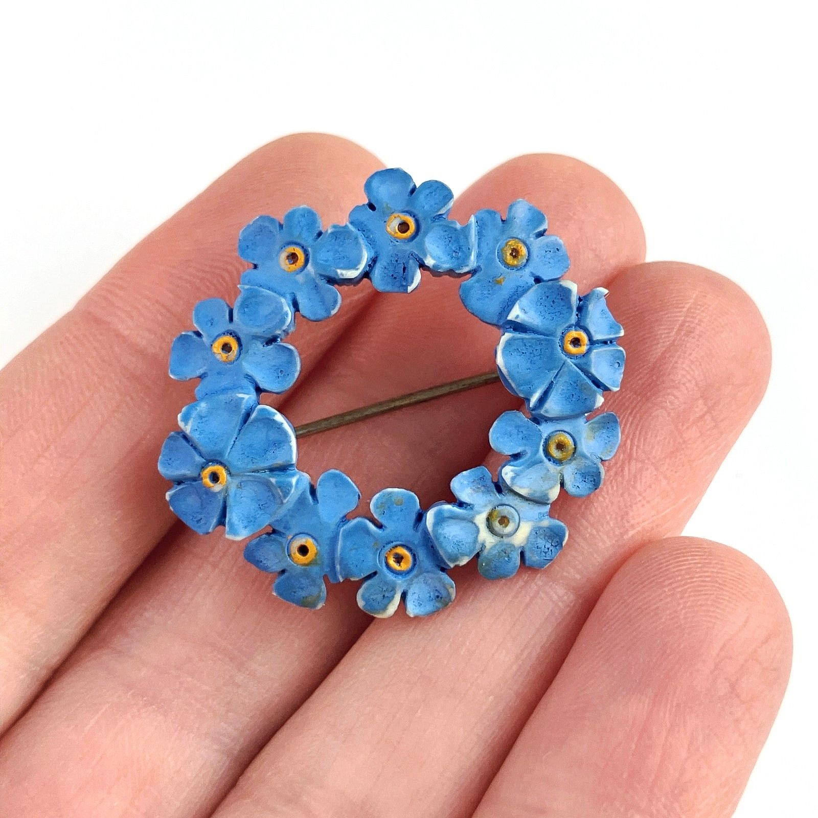 Vintage Vintage 1940s Hand Painted Brooch Blue Forget Me Not Wreath Size ONE SIZE - 10 Thumbnail