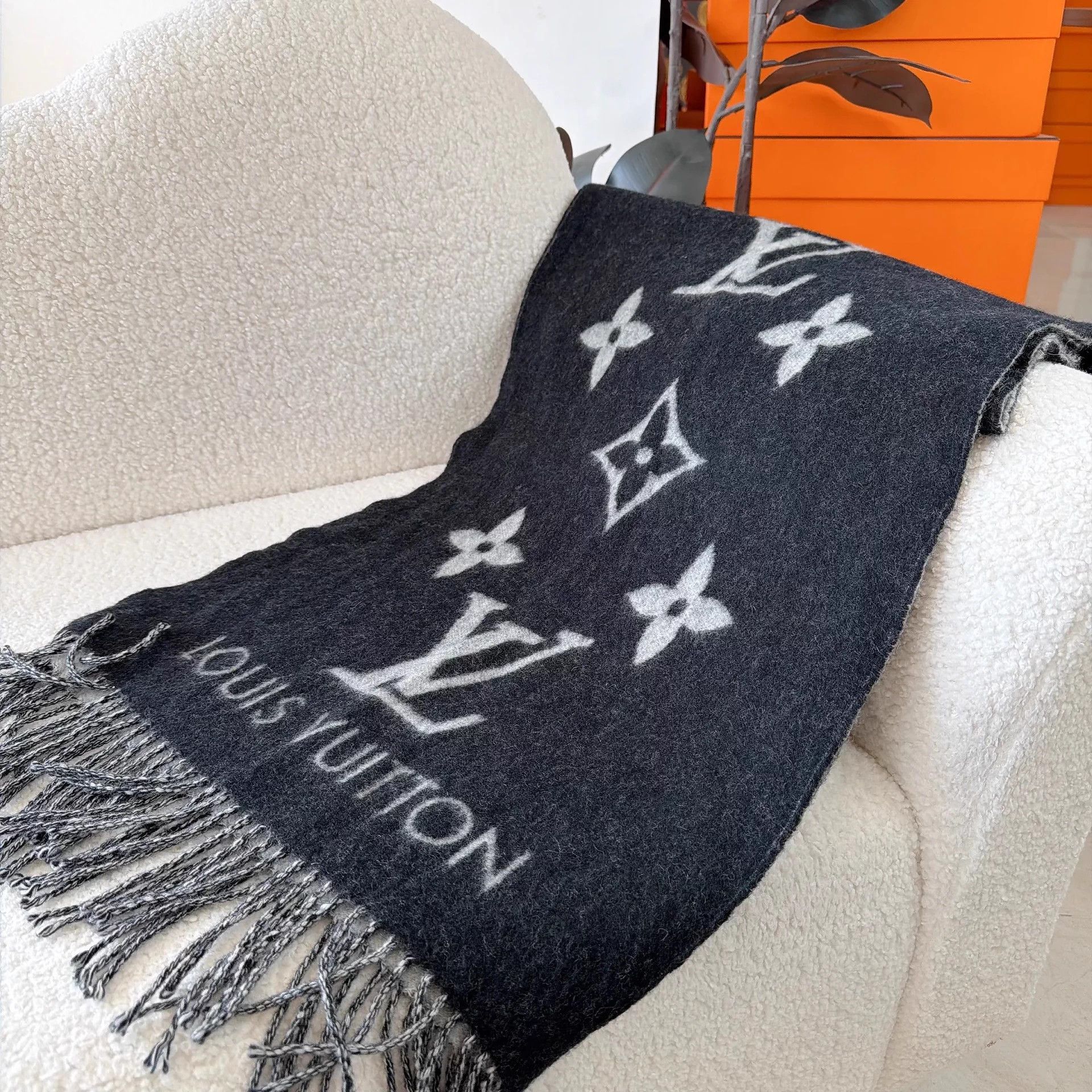Louis Vuitton Louis Vuitton Pre-Owned Double-Faced Cashmere Scarf Size ONE SIZE - 3 Thumbnail