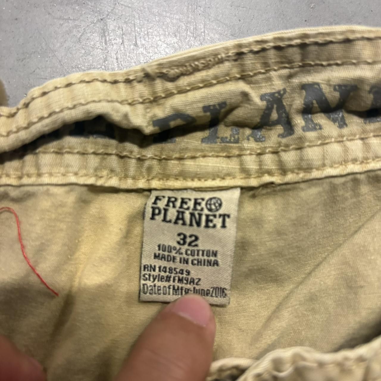 Vintage Crazy Vintage Y2K/2000s Baggy Khaki Free Planet Skater Style Cargo Shorts! Size US 32 / EU 48 - 3 Thumbnail