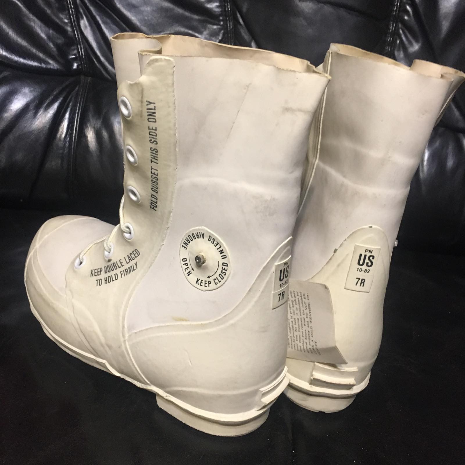 Bata Vintage 80s Mickey Mouse Boots, 7R Size US 7 / EU 40 - 5 Thumbnail