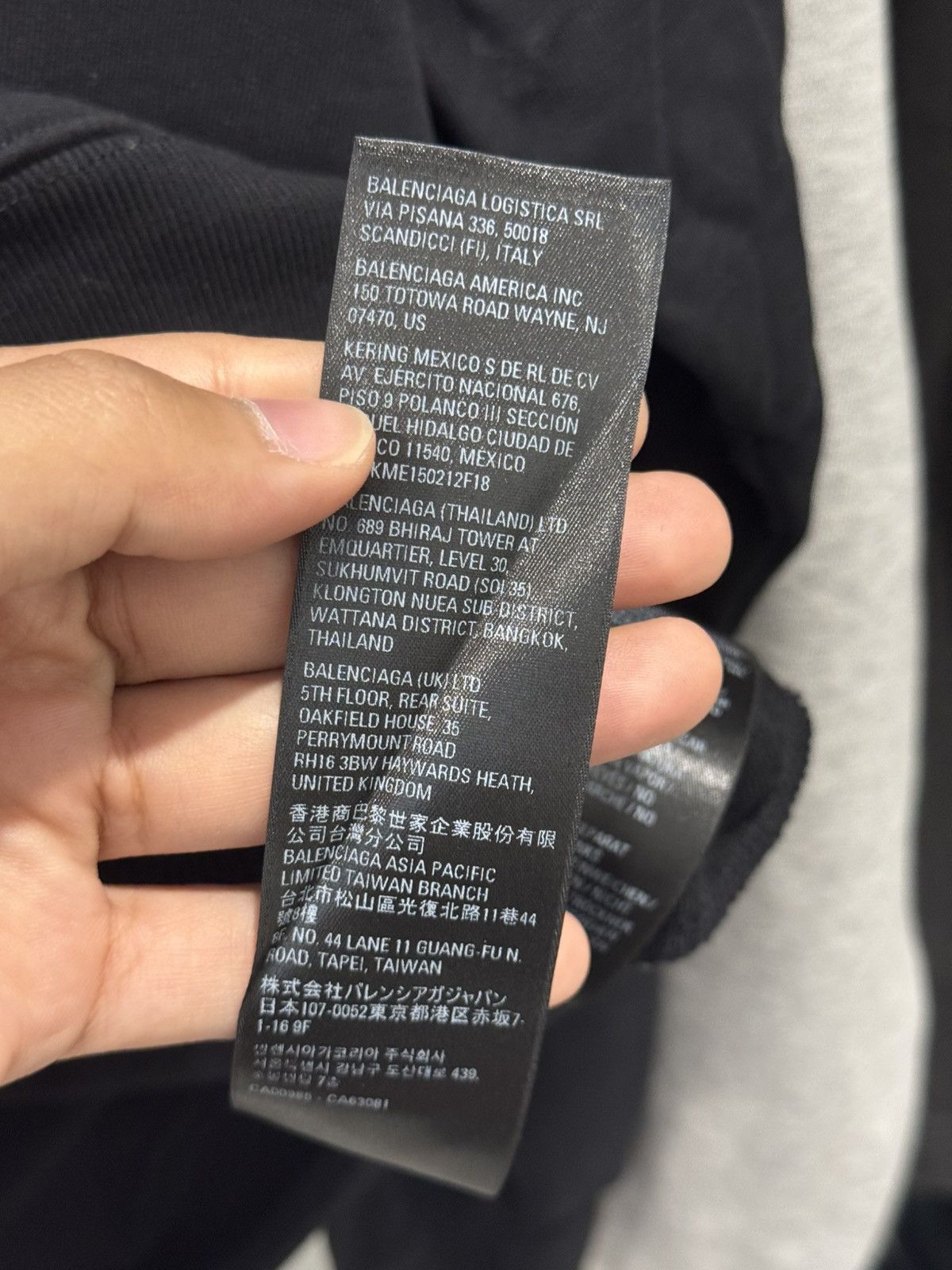 Balenciaga Balenciaga Plain Gaffer Tape Hoodie Oversized Size US L / EU 52-54 / 3 - 8 Thumbnail