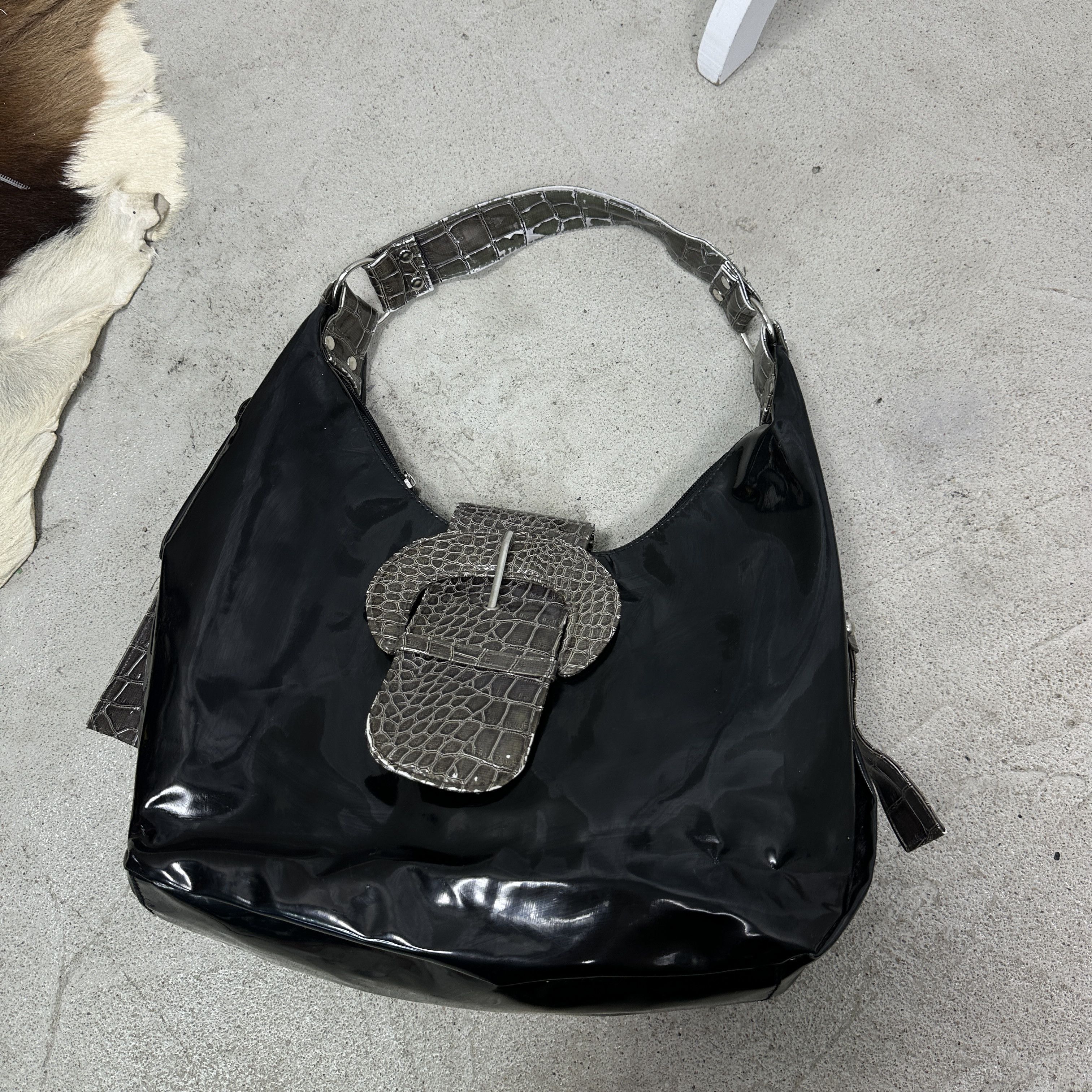 Vintage Vintage Patent Faux Leather Buckled Hobo Bag 00s Size ONE SIZE - 4 Thumbnail