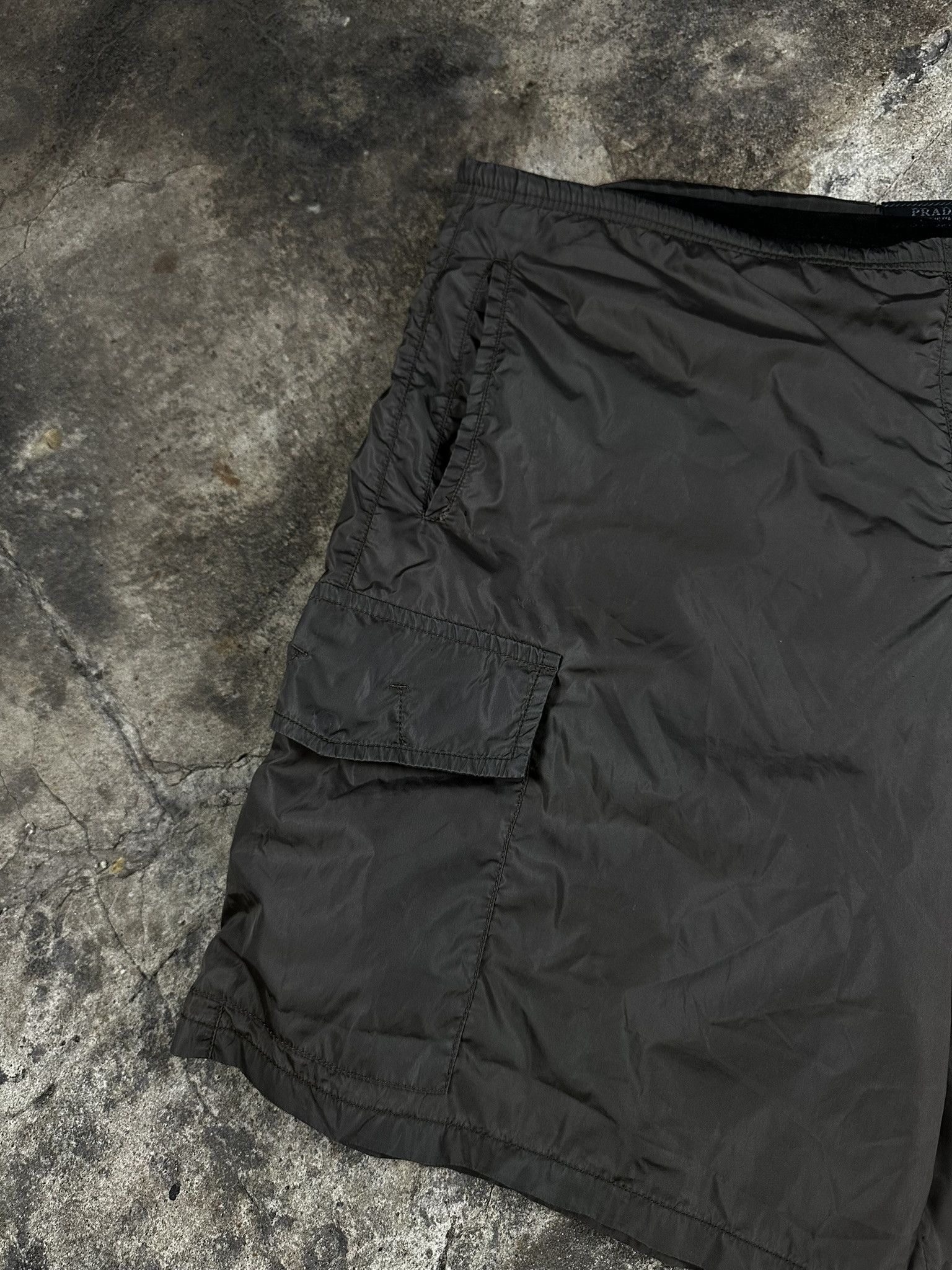 Prada 2000s Prada Nylon Cargo Shorts Vintage Size US 36 / EU 52 - 2 Thumbnail