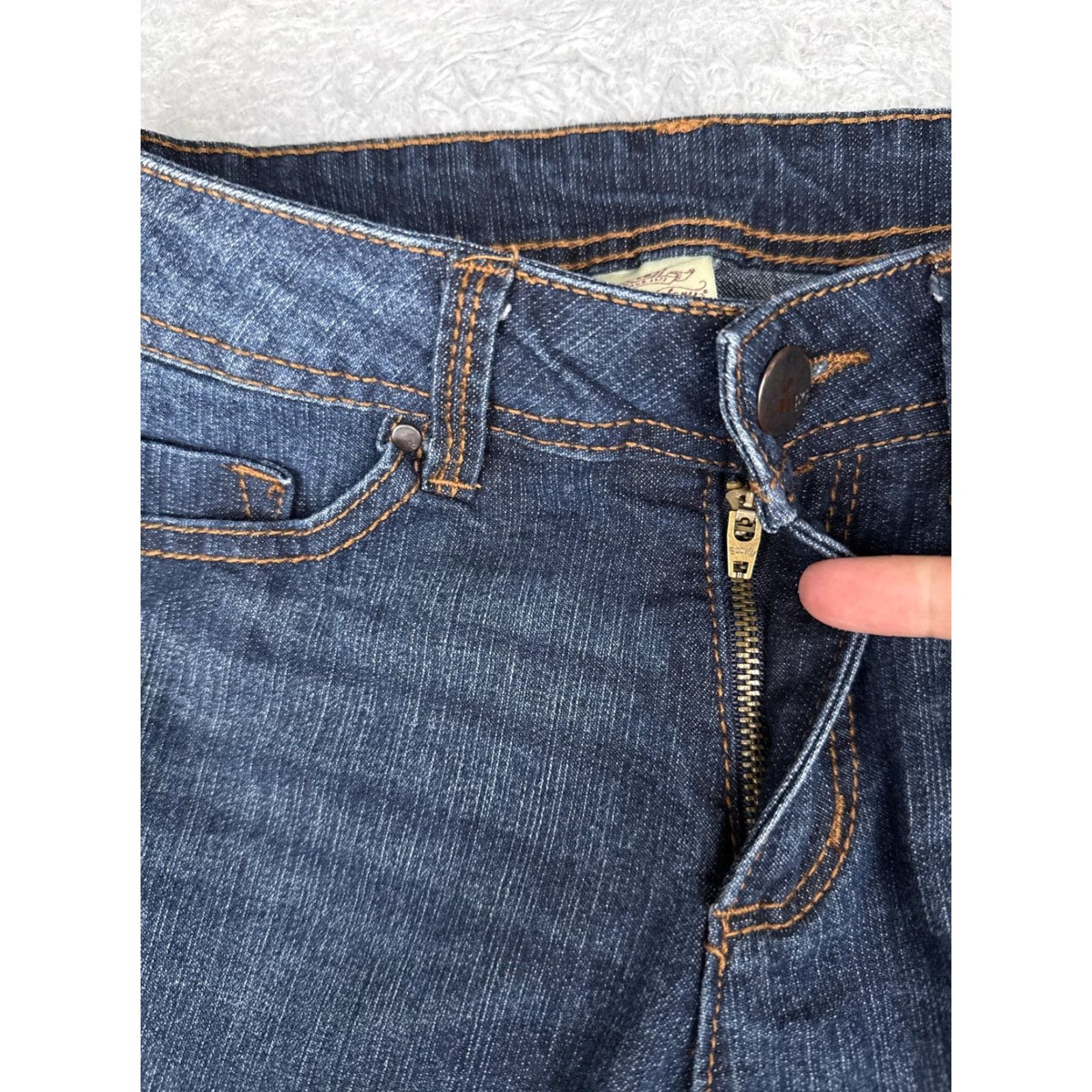 Faded Glory Faded Glory Womens Capri Jeans Blue Medium Wash Low Rise Cuffed Stretch 28x20 6 Regular 5-Pocket Denim Slim Fit Sh Size 28" / US 6 / IT 42 - 5 Thumbnail