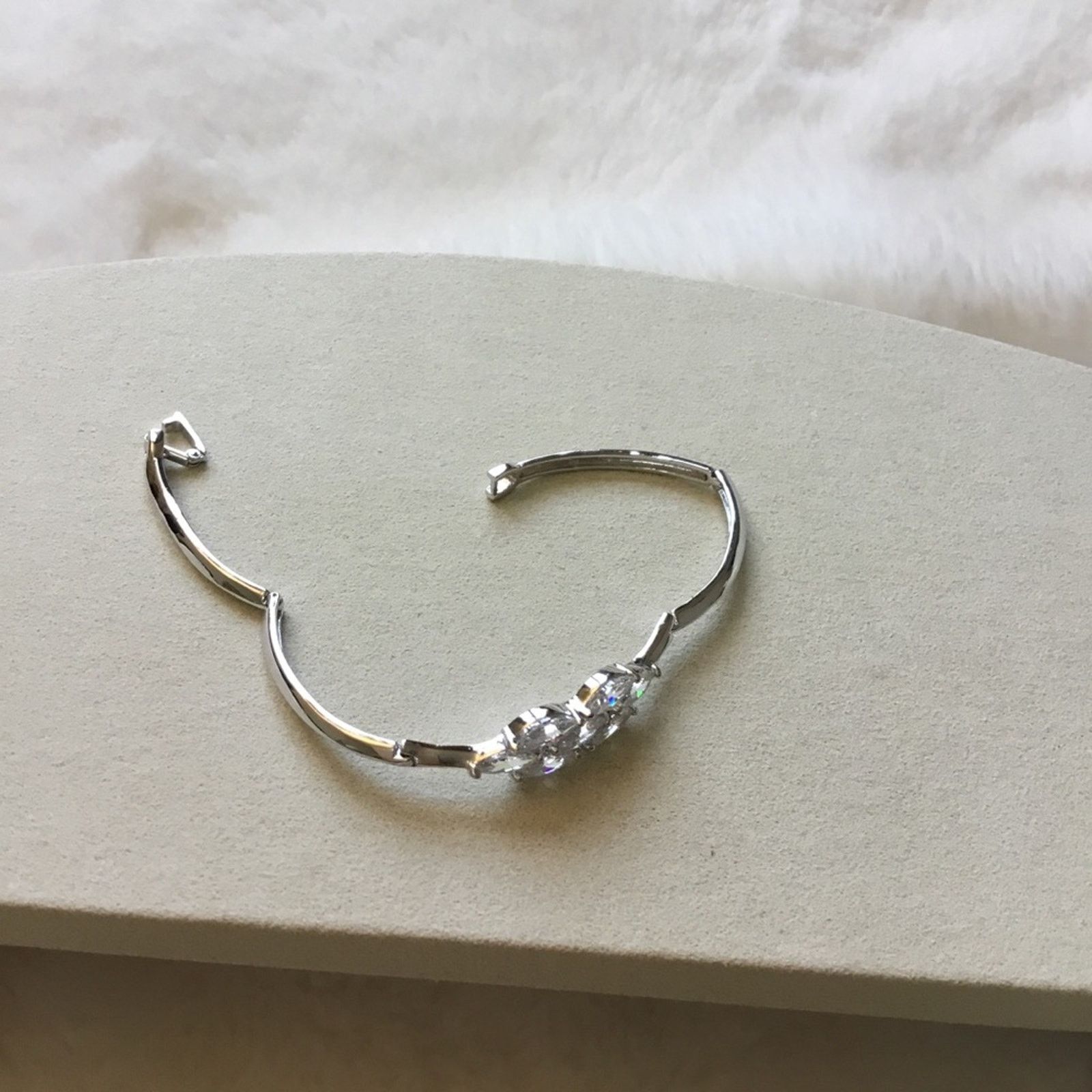 Other Elegant Silver Crystal Flower Bracelet Size ONE SIZE - 8 Thumbnail
