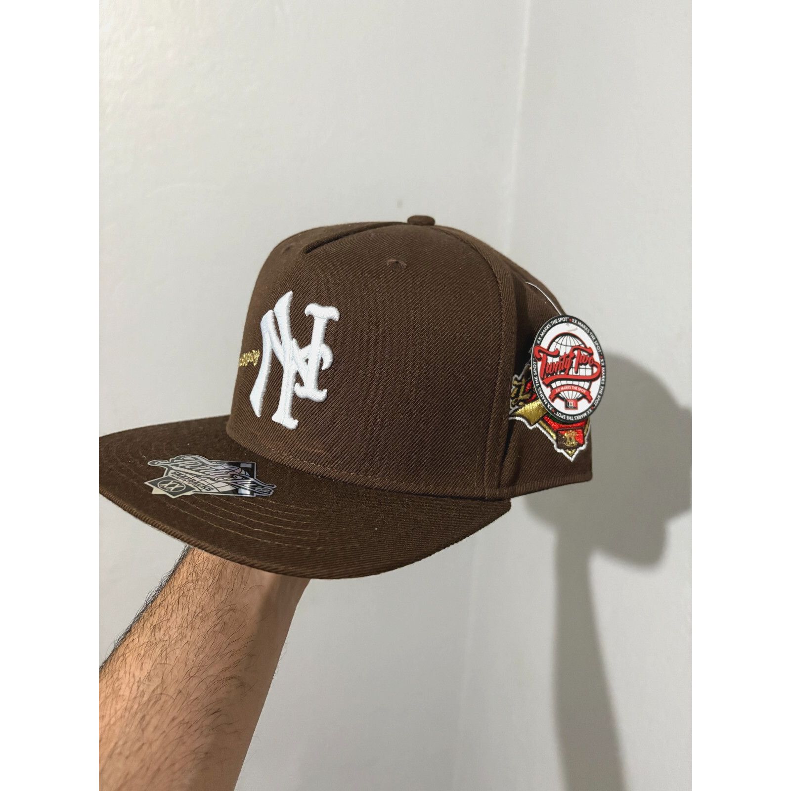TWNTY-TWO Notorious BIG TWNTY TWO Yankees x Mets brown Snapback & pin Size ONE SIZE - 6 Thumbnail