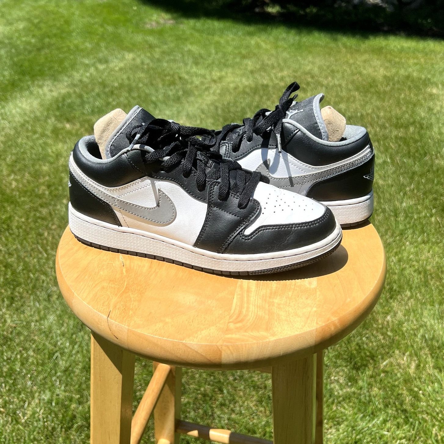 Jordan Brand × Nike Size 7 - Air Jordan 1 Low GS Black Medium Grey Shoes Size US 7 / EU 40 - 1 Thumbnail