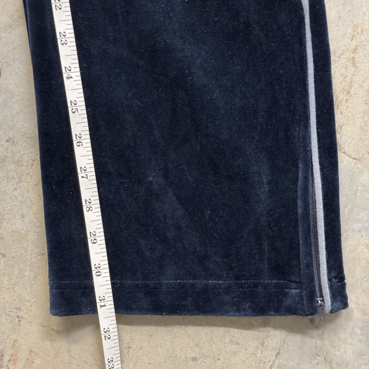 Vintage Vintage 90s Y2K Baggy Velour Track Pants Navy Side Stripe Size US 30 / EU 46 - 4 Thumbnail
