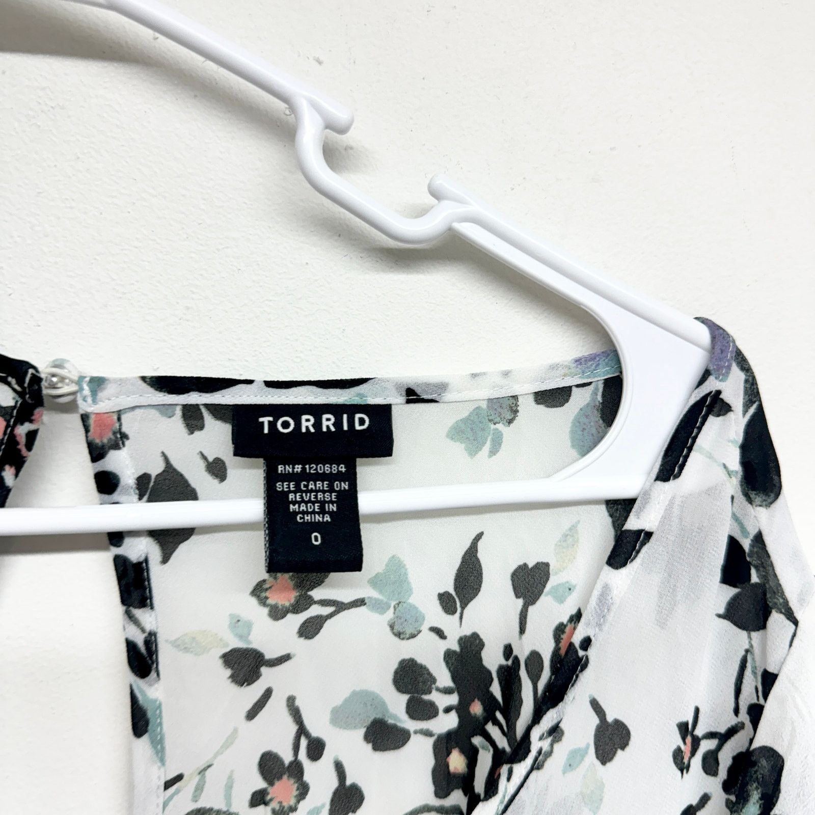 Other Torrid Floral Print Sheer Chiffon Drape Back Blouse Top L Size L / US 10 / IT 46 - 3 Thumbnail