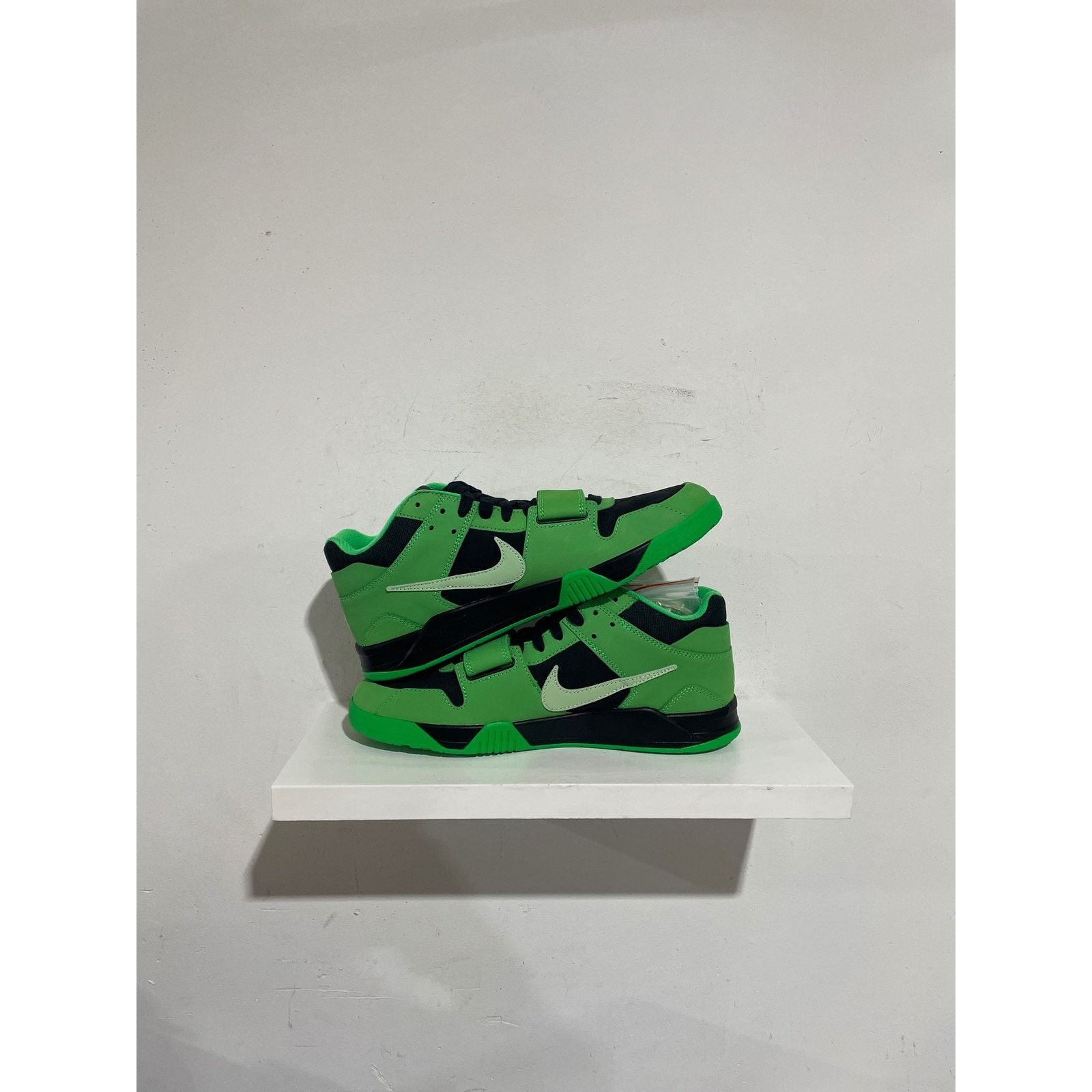 Nike JORDAN CJ1 T-REXX 'TRAVIS SCOTT GREEN SPARK' SIZE 10.5 Size US 10.5 / EU 43-44 - 2 Thumbnail
